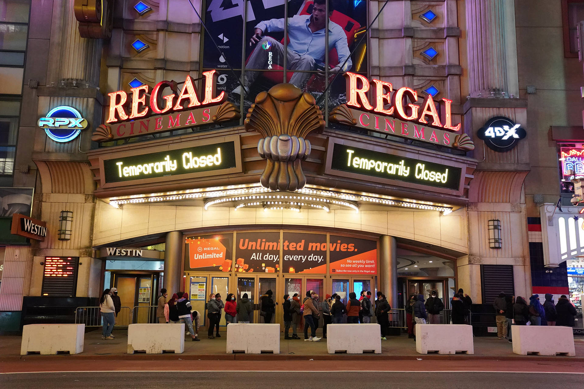 夜晚的Regal Cinemas戲院，人們在外面等候。