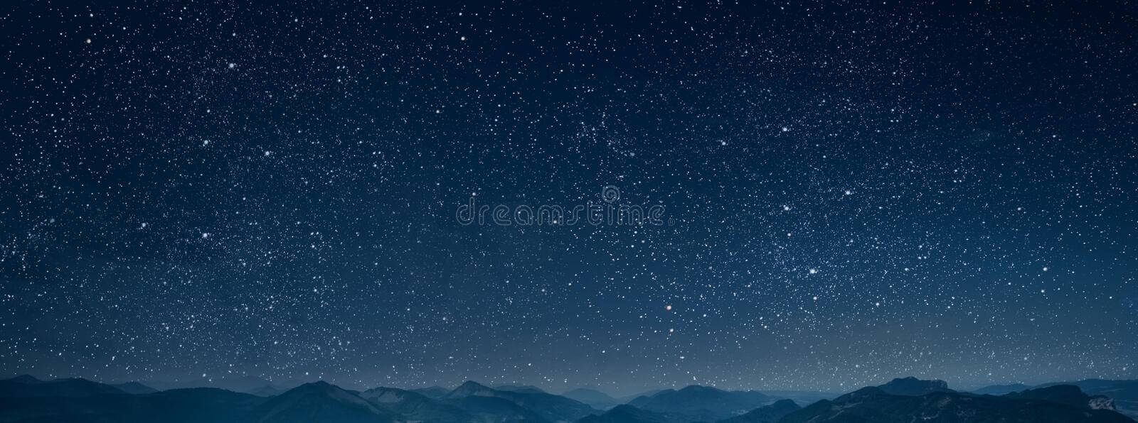 山脈上方的星空