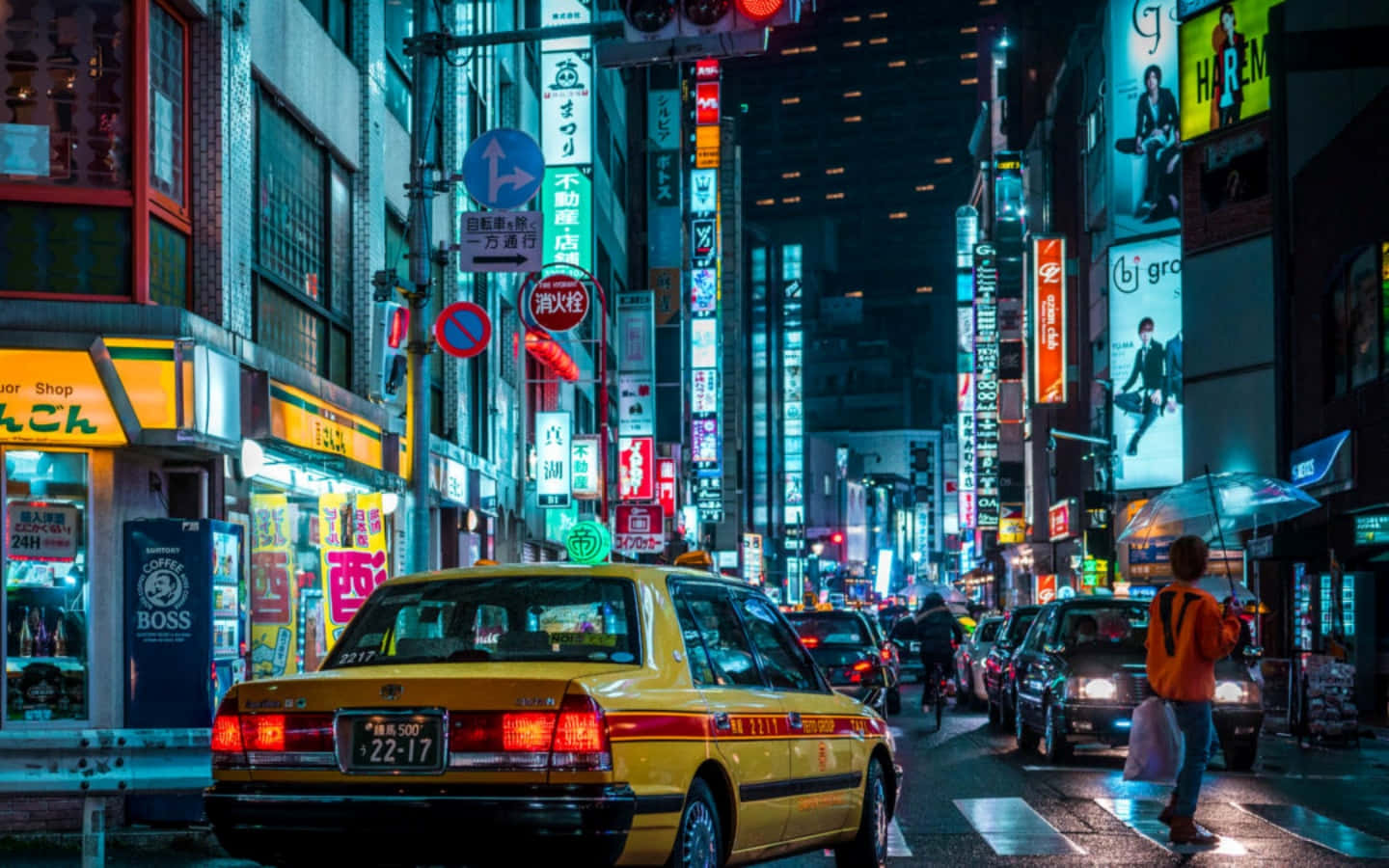 在閃爍的霓虹招牌下，雨夜東京街頭的黃色的士。