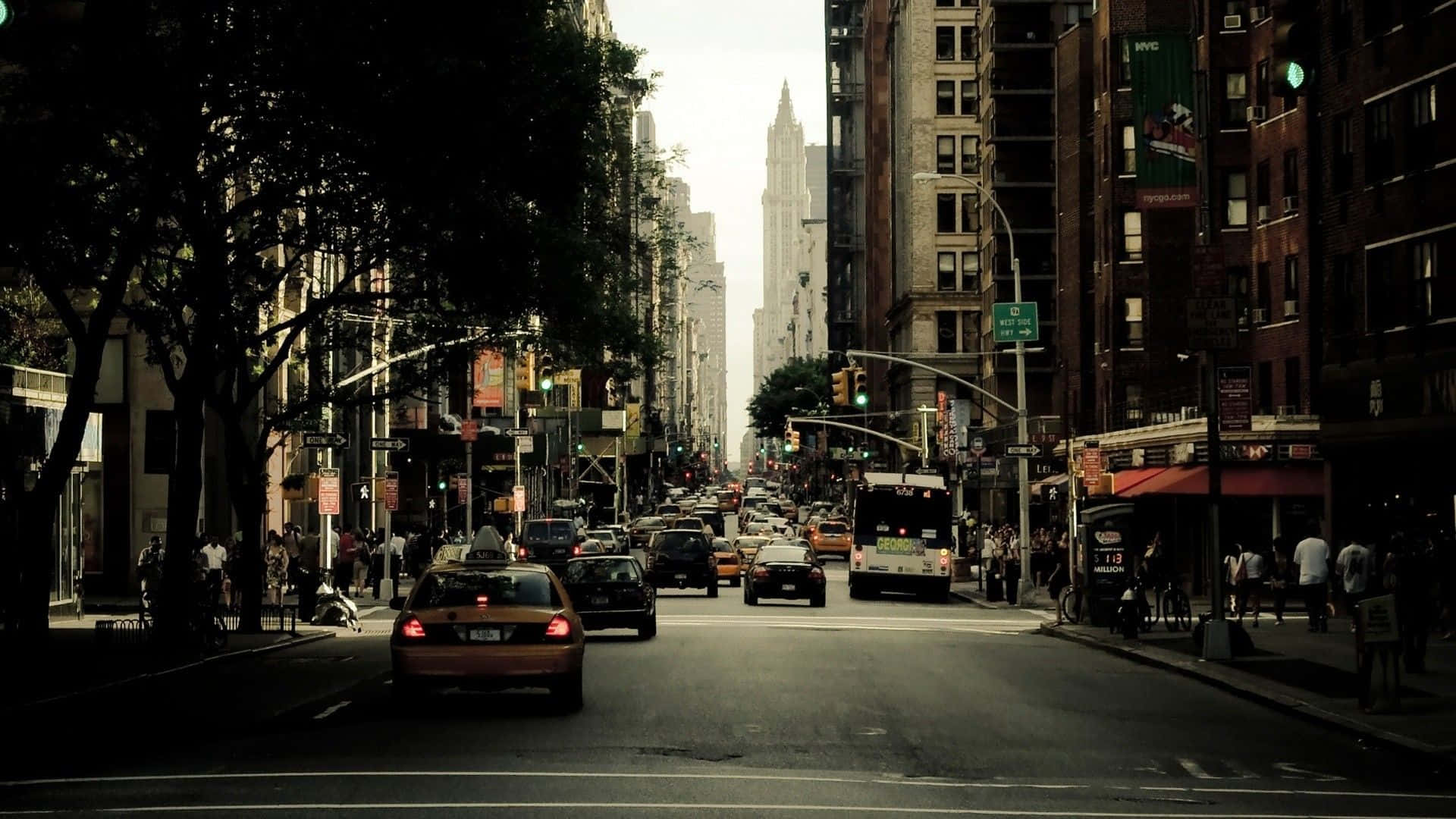 紐約市繁忙的街道，汽車和行人