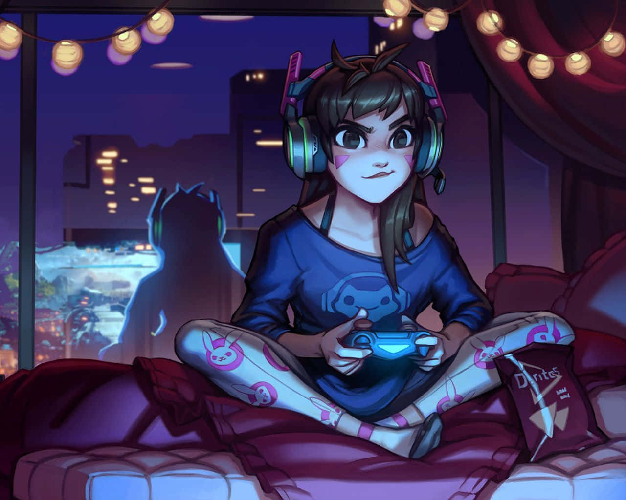 Cartoon Games 桌布 壁紙 — 夜晚，一個戴著耳機的年輕遊戲玩家盤腿坐在沙發上，在燈串下拿著控制器。
