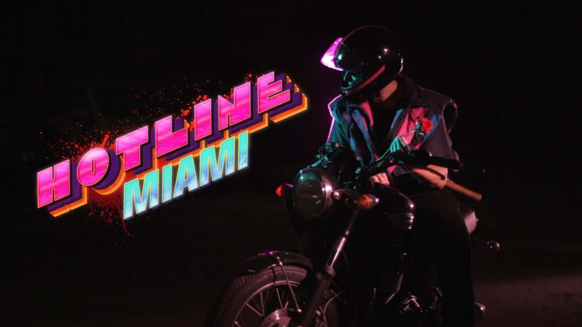 邁阿密熱線 桌布 壁紙 — 夜晚，一名電單車手在霓虹燈 'Hotline Miami' 標誌下，伴隨鮮豔的粉紅和藍色燈光。