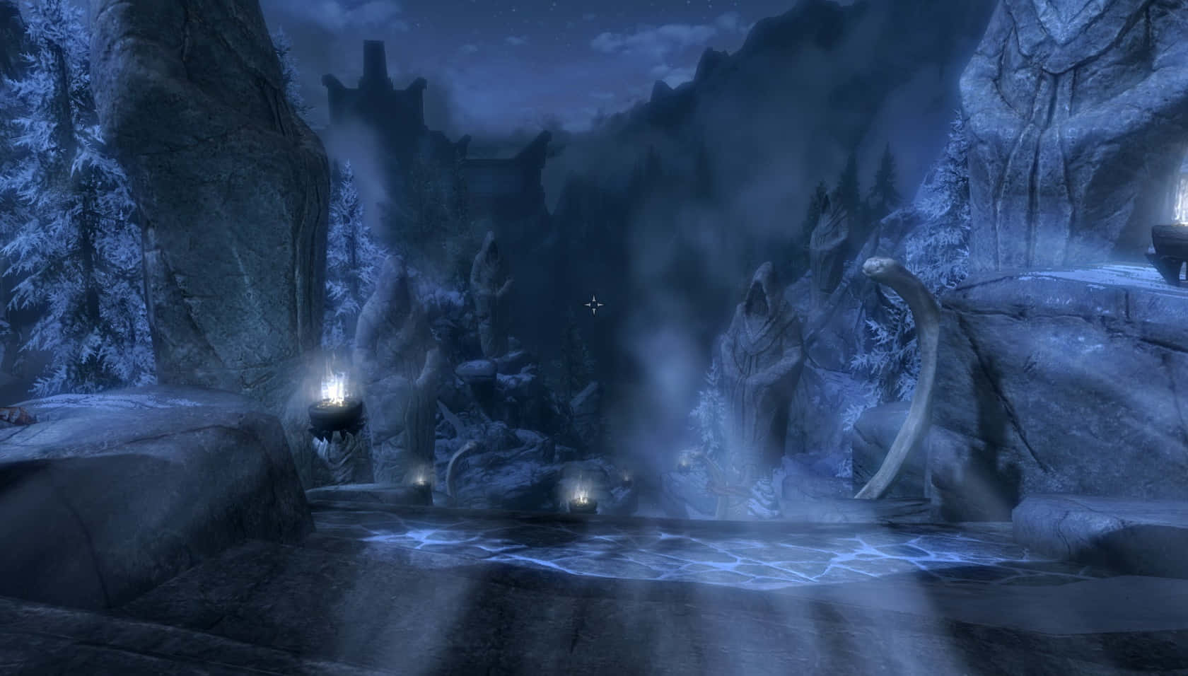 Sovngarde 桌布 壁紙 — 夜晚，霧氣瀰漫的雪山隘口，發光的燈籠照亮了古老的石像和冰封的河流。