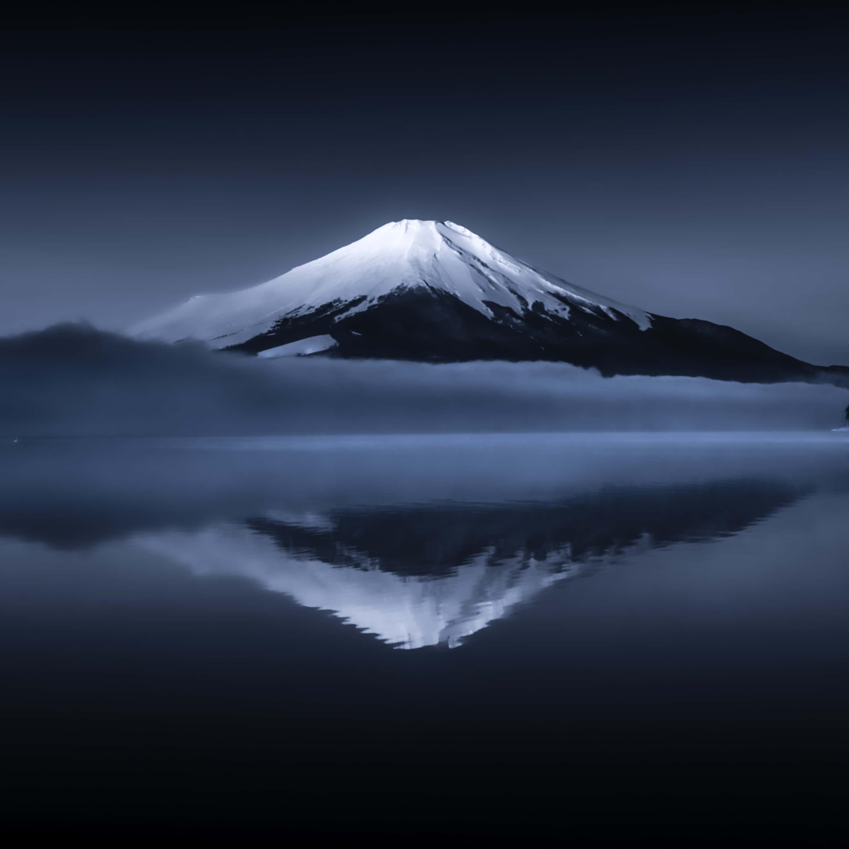 夜晚一座山倒影喺湖面 壁紙
