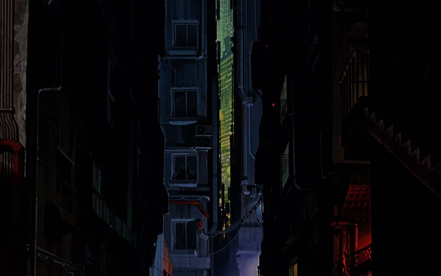Dark Alleyway 桌布 壁紙 — 夜晚一條狹窄的城市小巷，兩旁是高聳的建築物，綠色和紅色的霓虹燈投射出詭異的反光。