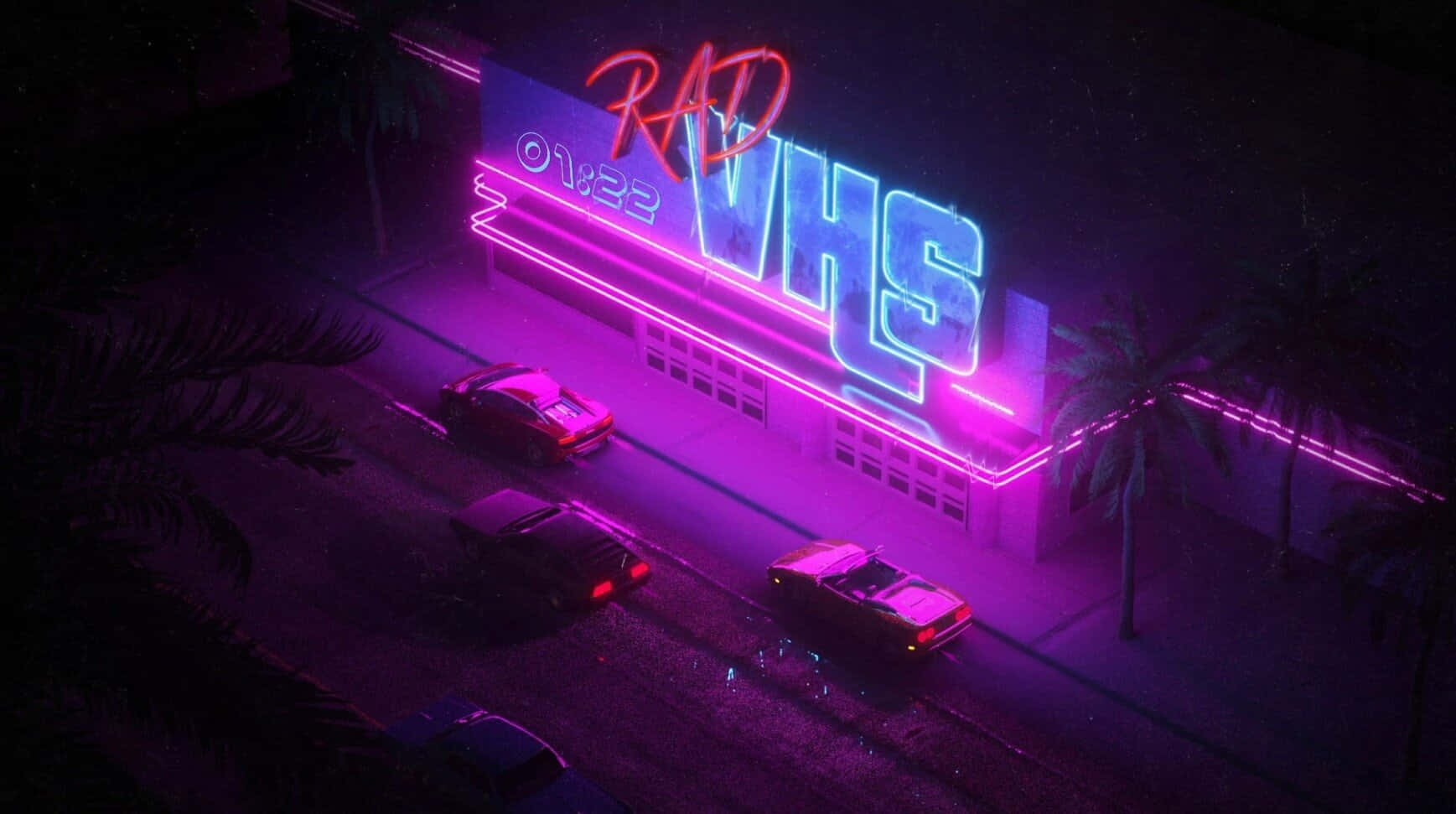 Beautiful Retro 桌布 壁紙 — 夜晚一間霓虹燈照亮的VHS商店，粉紅色和藍色的發光招牌將鮮豔的光線投射在停泊的汽車和棕櫚樹上。