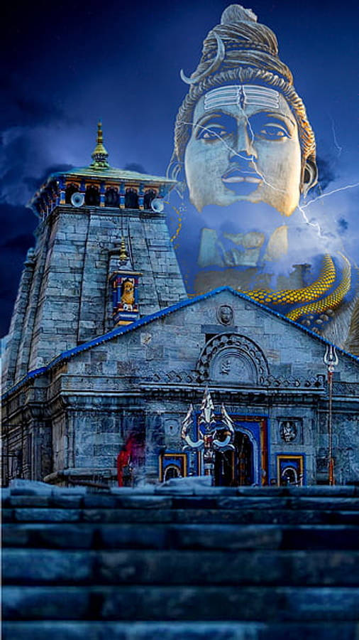 Lord Shiva 桌布 壁紙 — 夜晚中高聳的石廟，上方暴風雲中浮現出巨大的發光濕婆頭像。