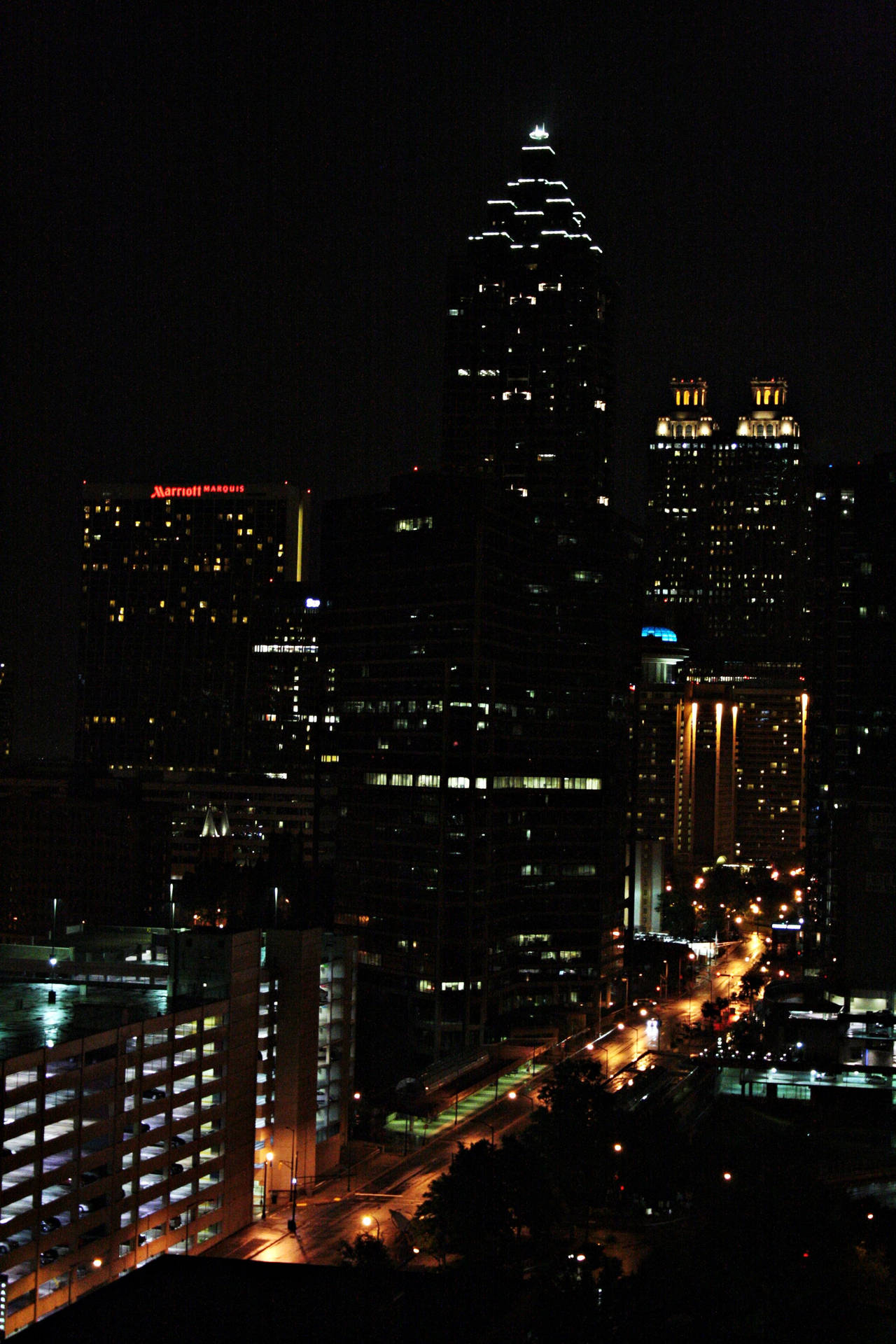 夜間城市天際線，建築物和街道燈光明亮。