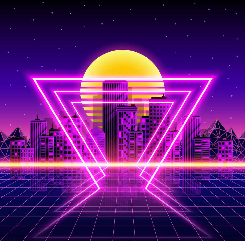 80s Retro 桌布 壁紙 — 夜晚充滿霓虹燈的復古未來主義城市景觀，發光的三角形框住一個黃色的太陽，背景是繁星點點的紫色天空。