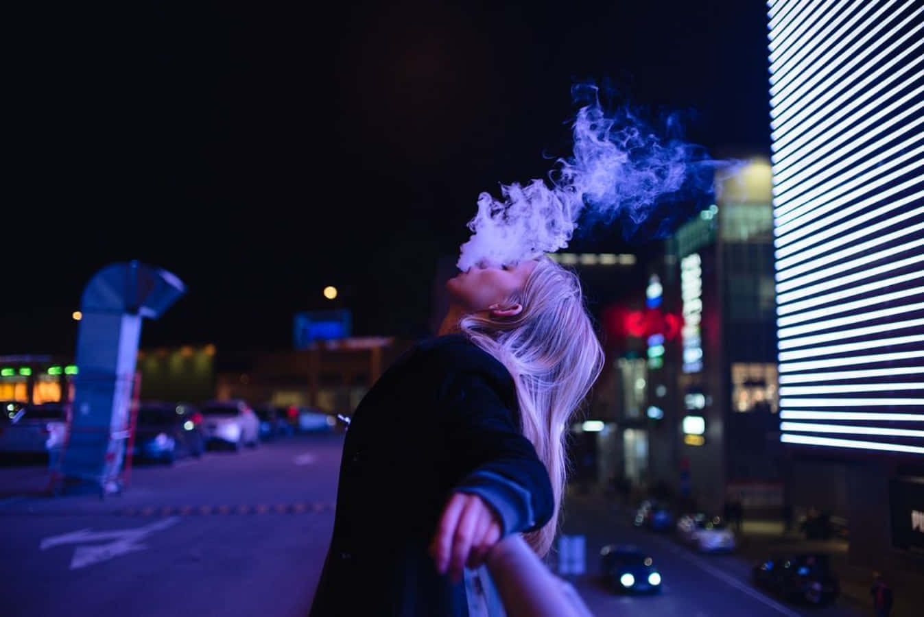 夜晚城市中吸煙的女性 壁紙