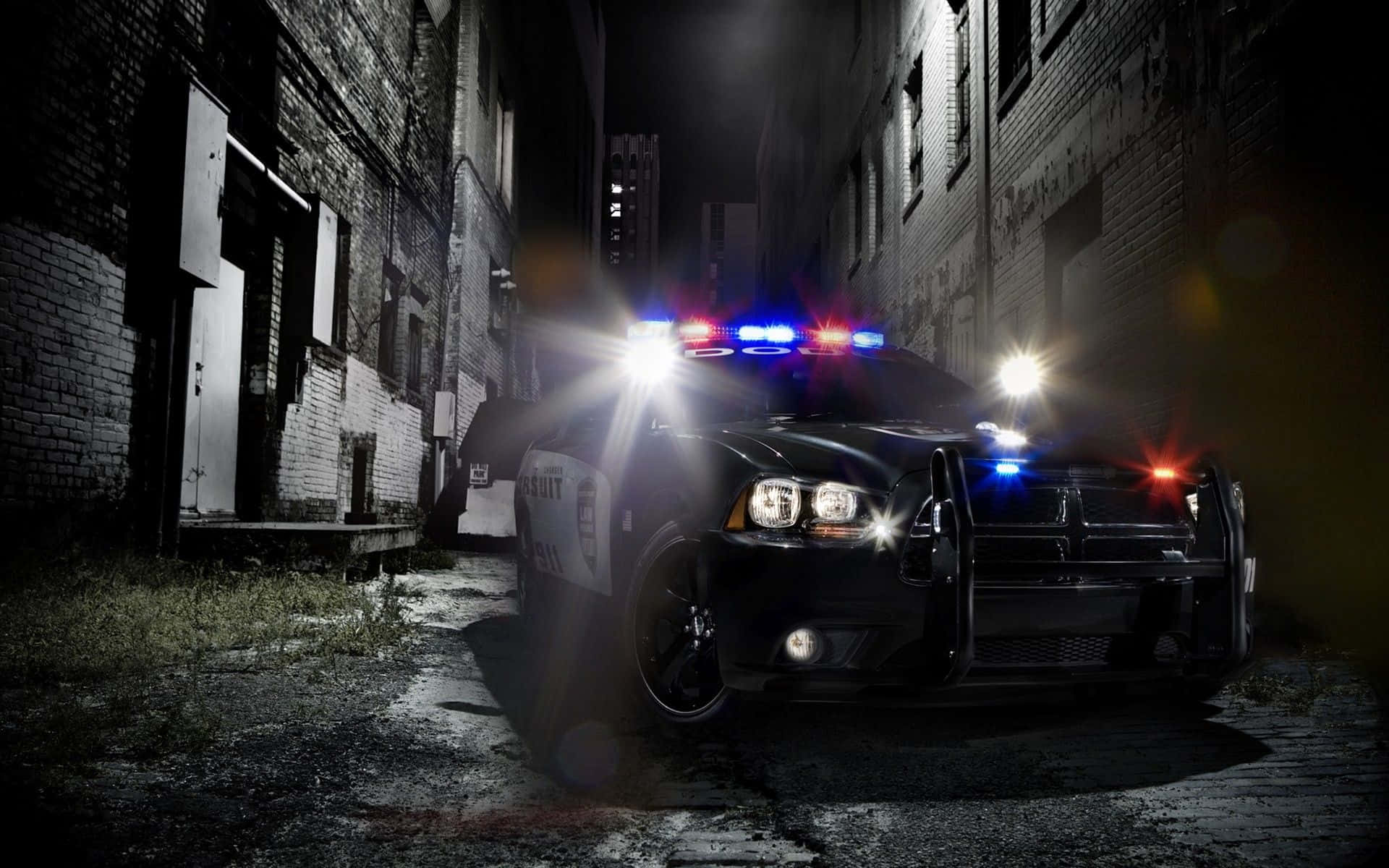夜晚小巷中的警車 壁紙
