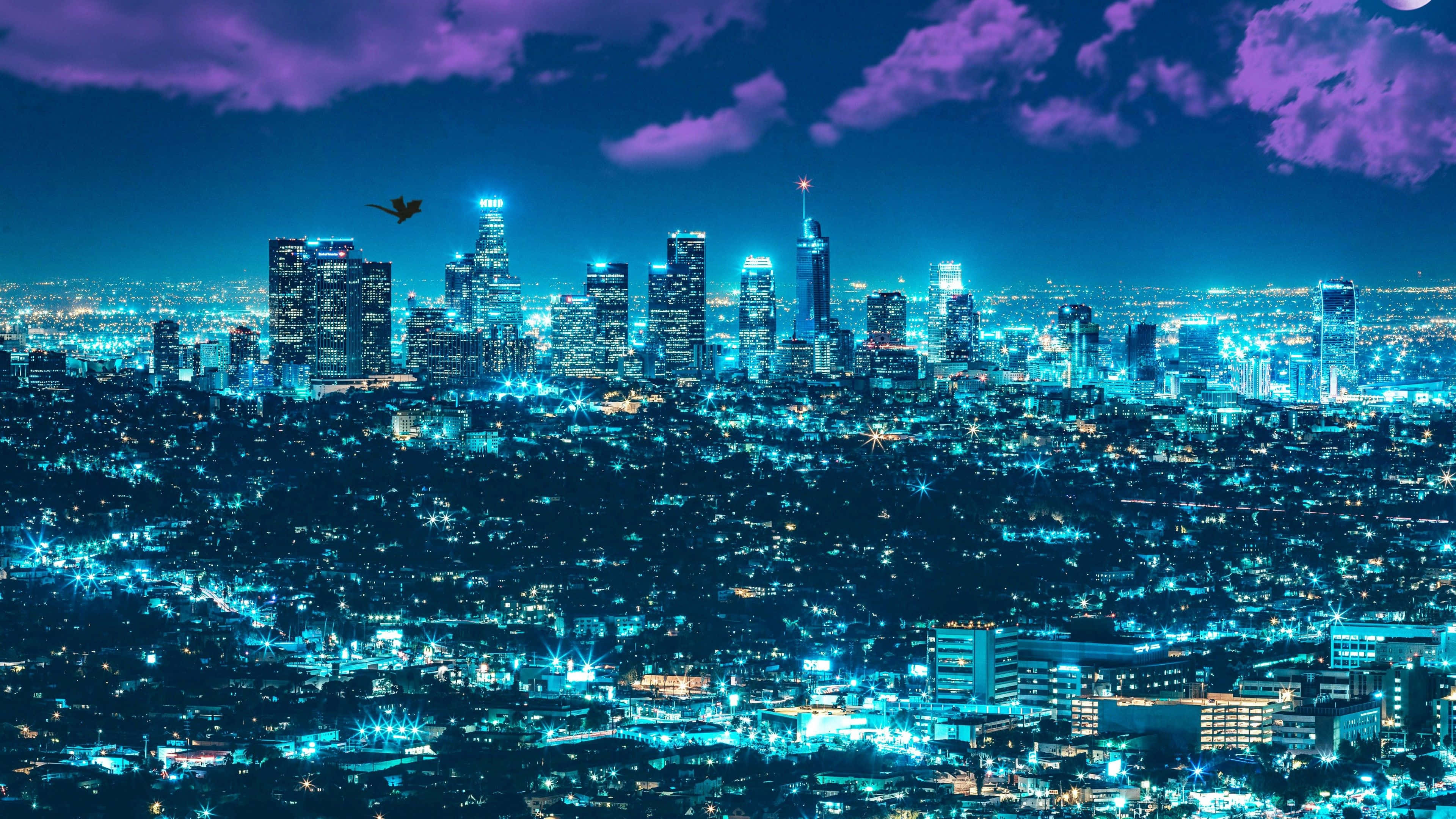 City Lights 桌布 壁紙 — 夜晚廣闊的城市天際線沐浴在電光藍色光芒中，紫色雲層在上方，一隻孤鳥飛翔。