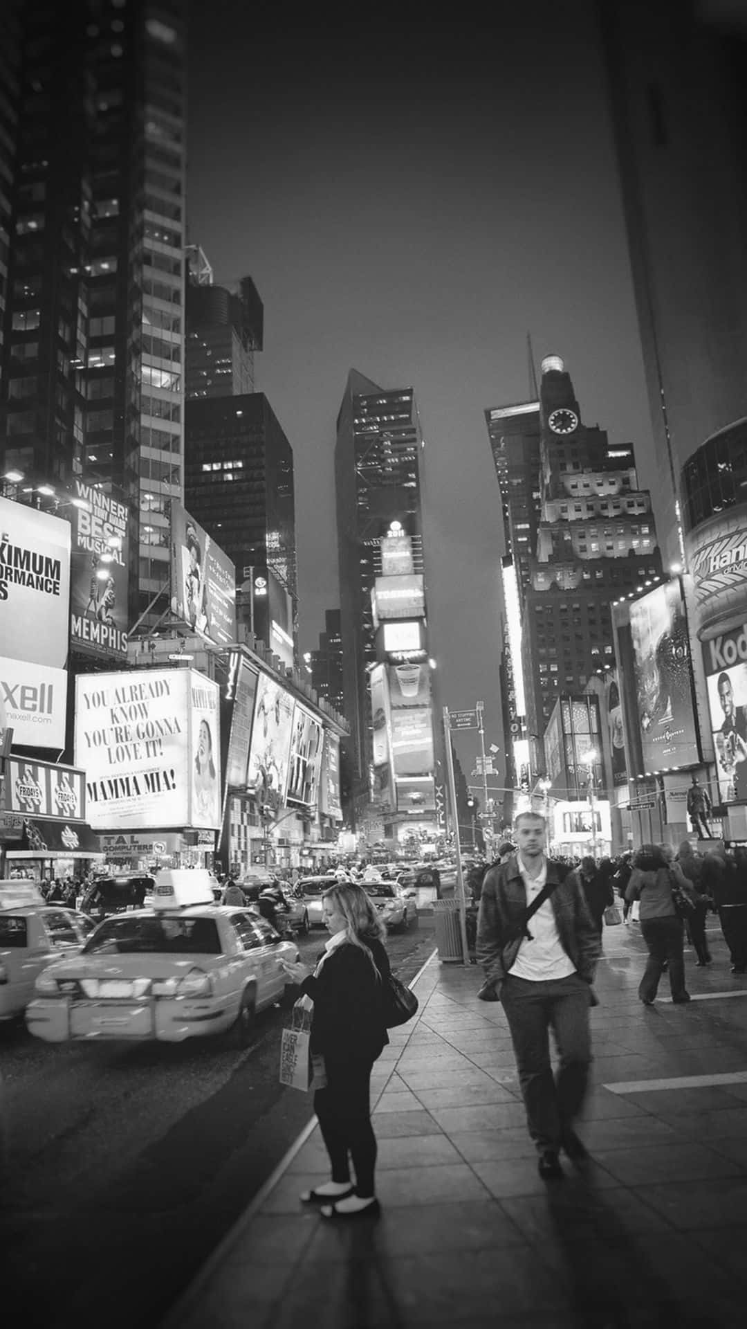Black And White Street 桌布 壁紙 — 夜晚時代廣場熙熙攘攘的黑白照片，高聳的廣告牌在行人和的士上方閃耀。