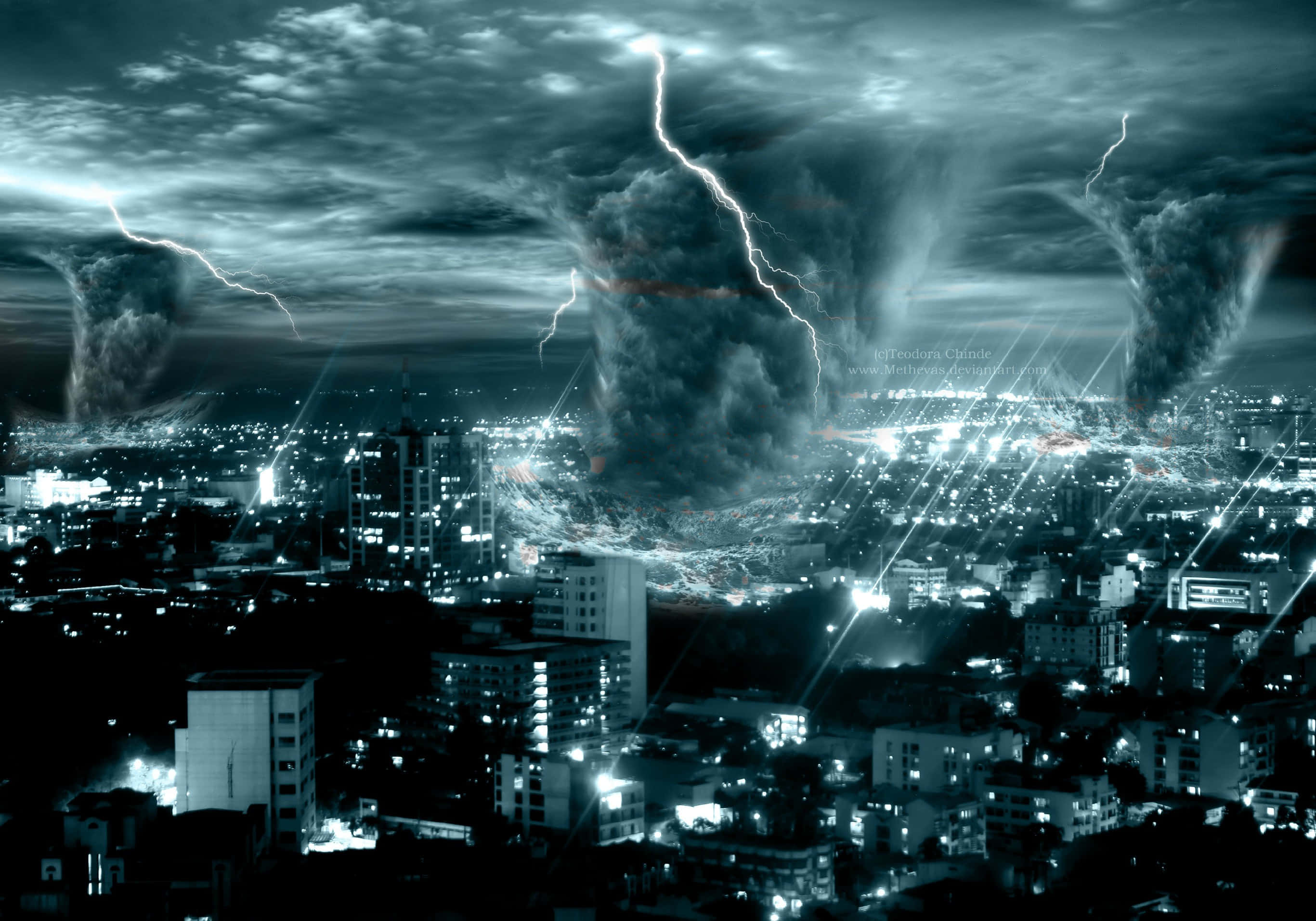 龍捲風 桌布 壁紙 — 夜晚暴風雨的城市景觀，閃電擊中巨大龍捲風，在燈火通明的建築物上空盤旋。