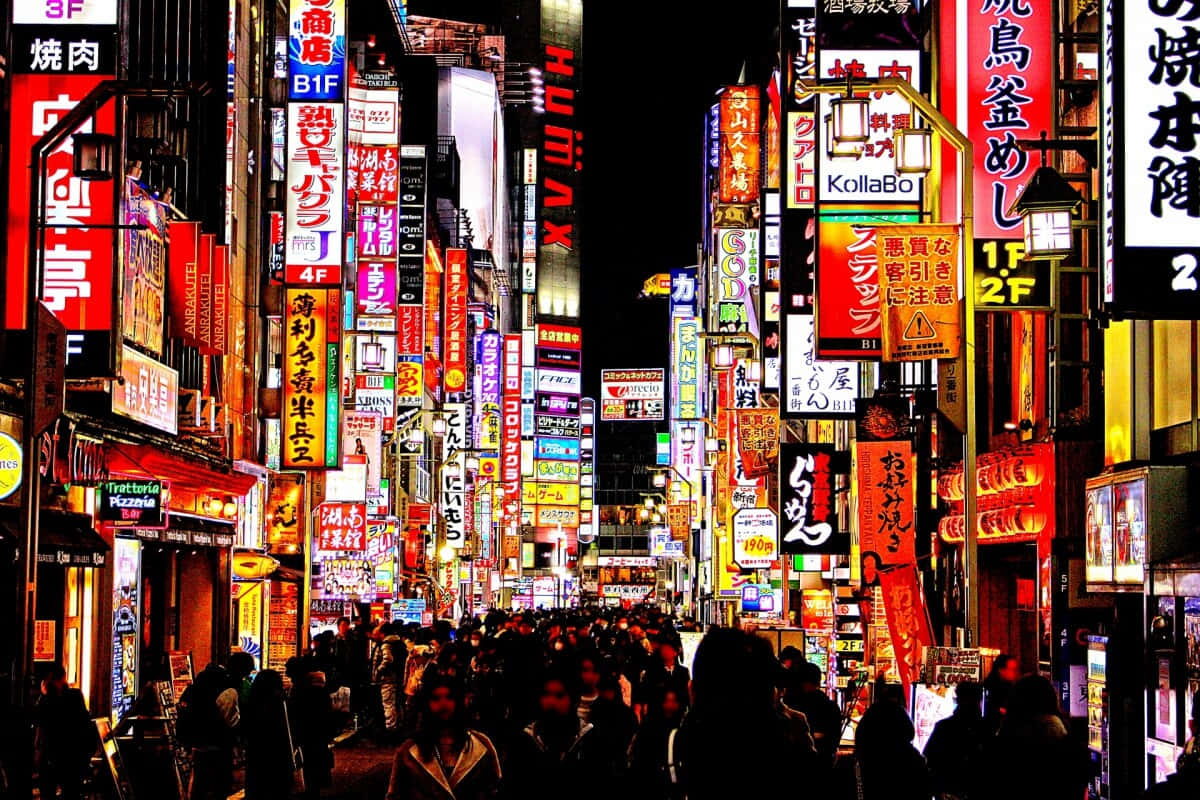 夜晚東京擁擠的街道，被色彩繽紛的霓虹招牌和發光的廣告牌照亮。