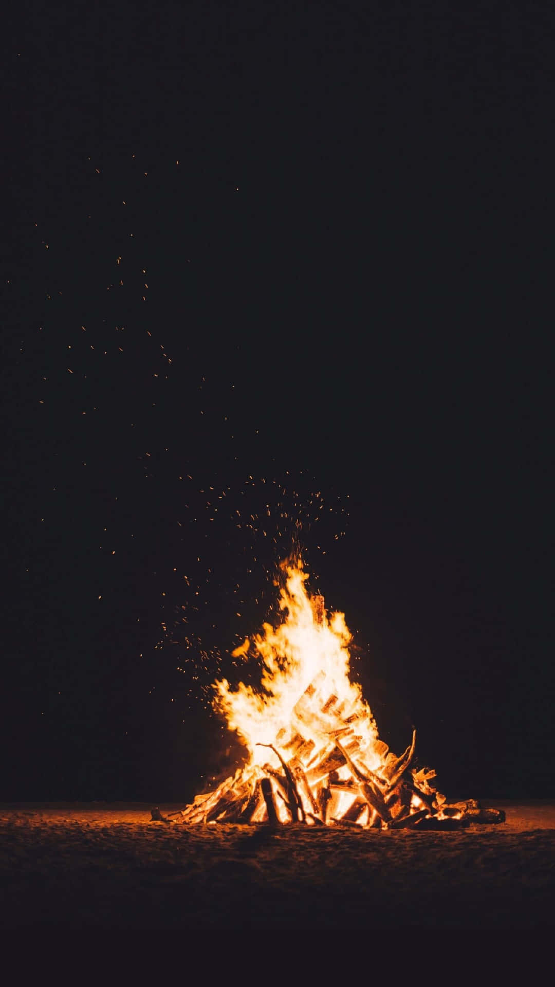 夜晚海灘上的篝火