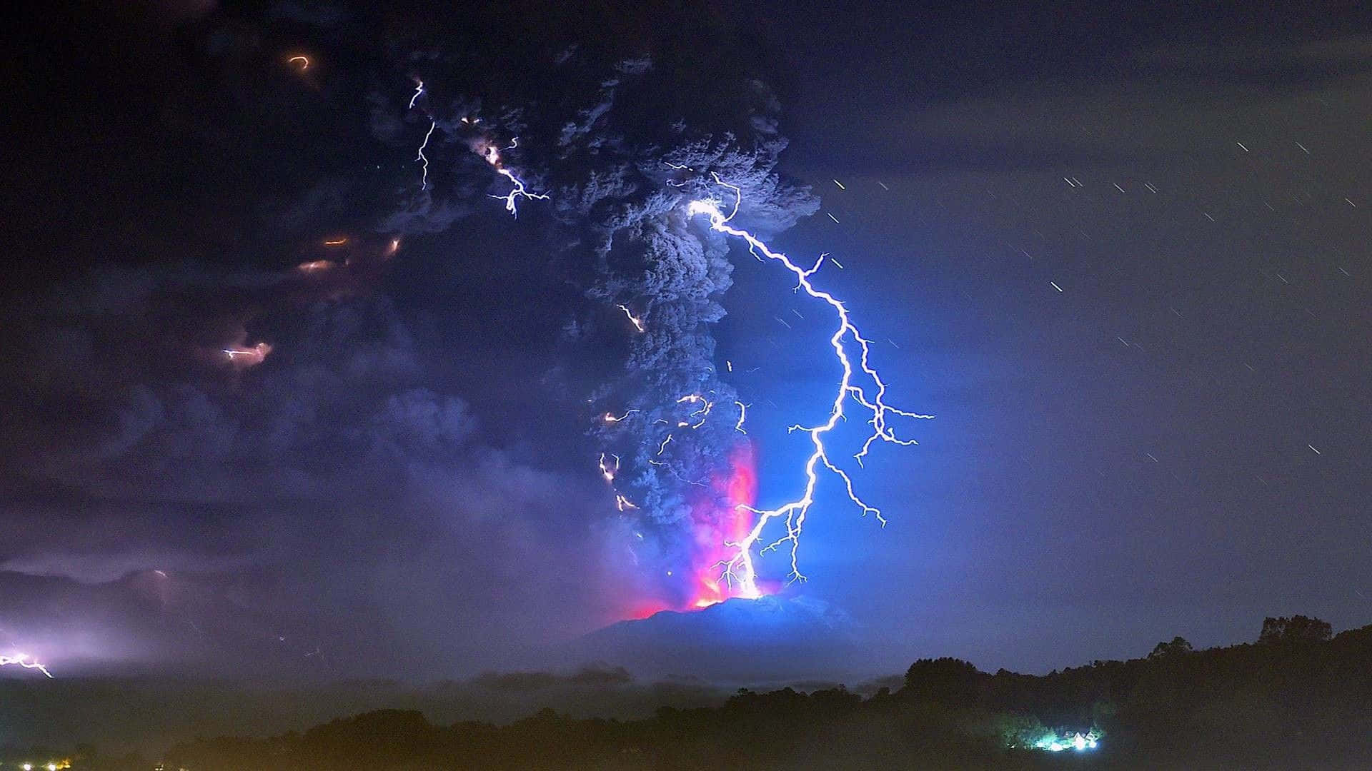 thunder 桌布 壁紙 — 夜晚火山爆發，被穿過黑煙的鮮豔藍色和紫色閃電照亮。
