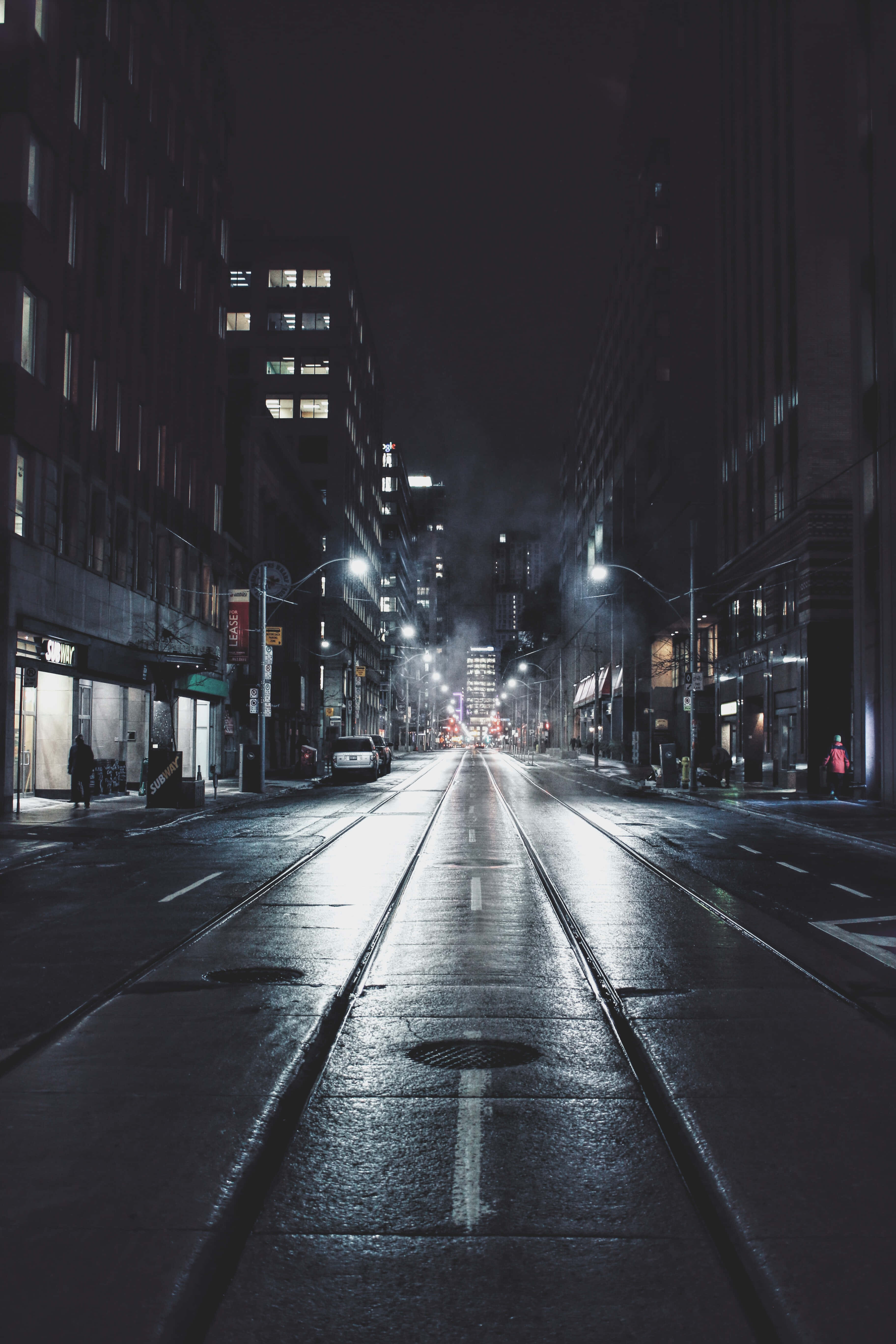 夜晚無車的城市街道 壁紙