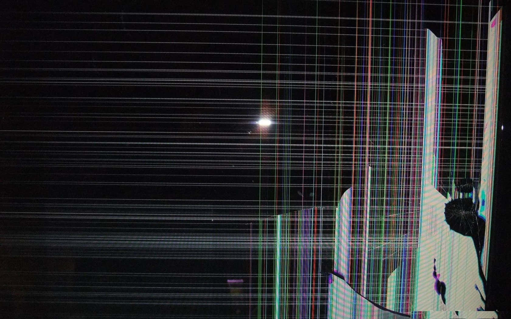 Lcd 桌布 壁紙 — 夜晚的故障數碼城市景觀，鮮豔的垂直彩色條紋覆蓋在黑暗建築物和一輪明亮的月亮上。