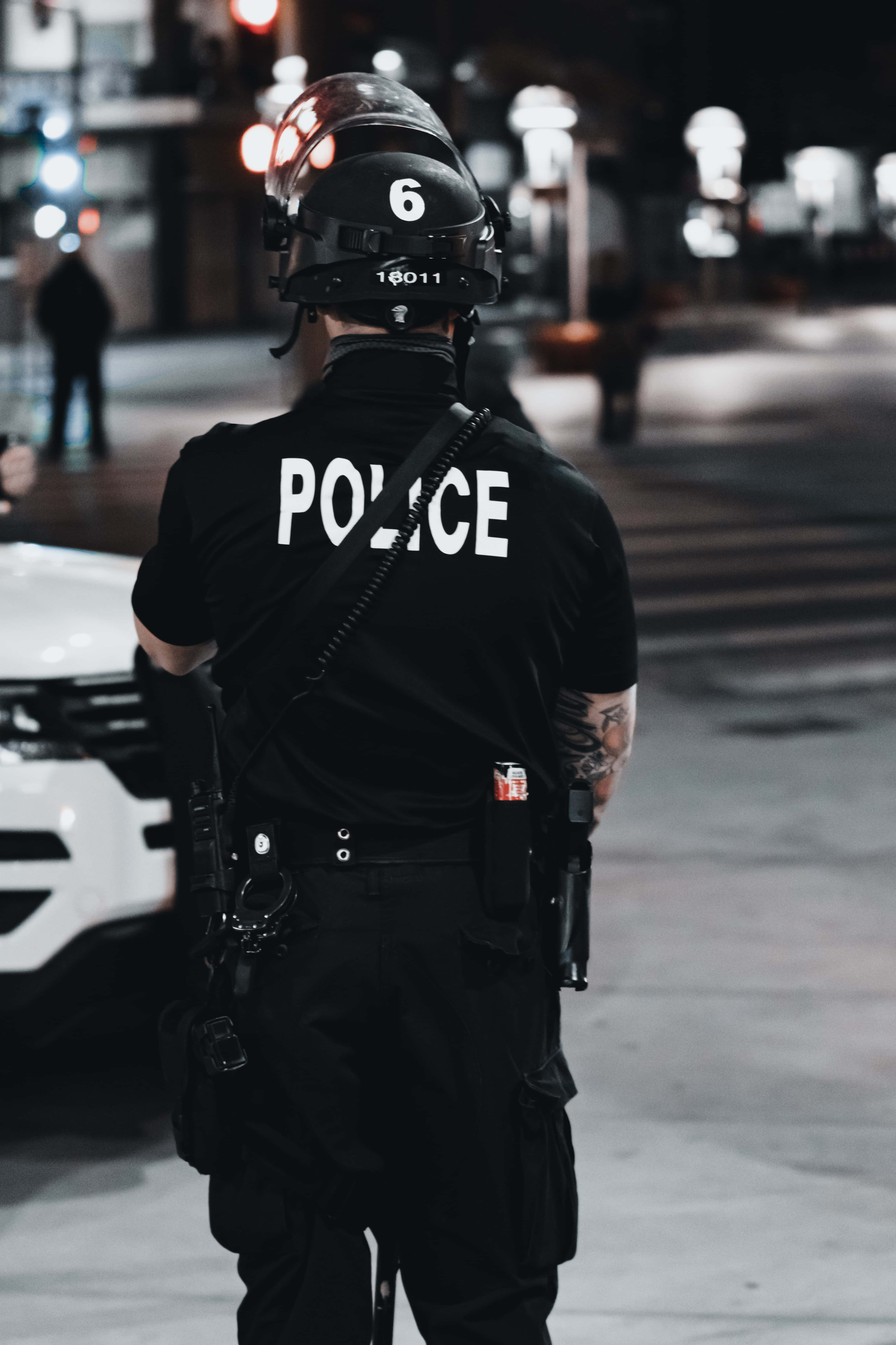 夜晚街頭站崗的警察 壁紙