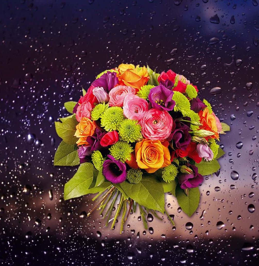 Floral Arrangement 桌布 壁紙 — 夜晚透過沾滿雨點的窗戶看到的一束色彩繽紛的花束。