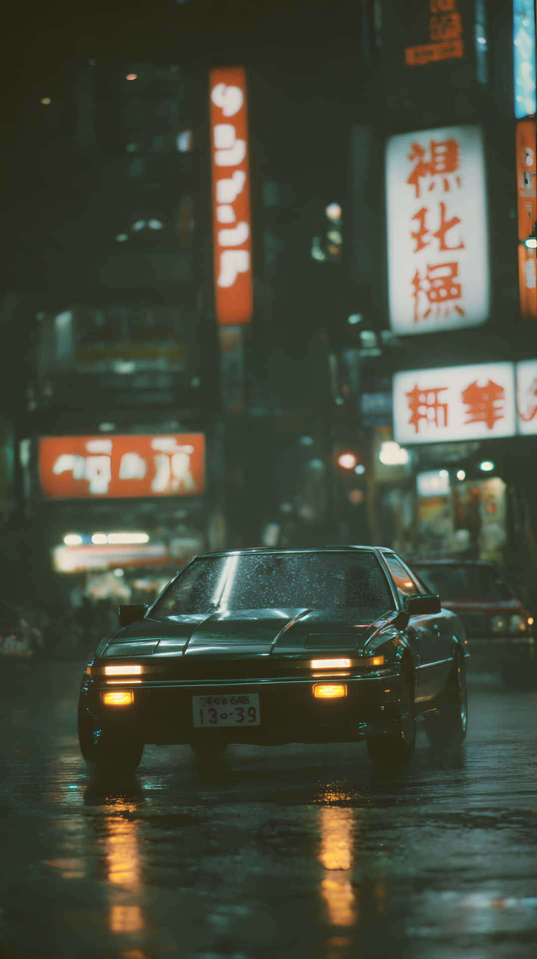 深色轎車在雨天的東京街道上行駛，霓虹招牌在濕路面上反射