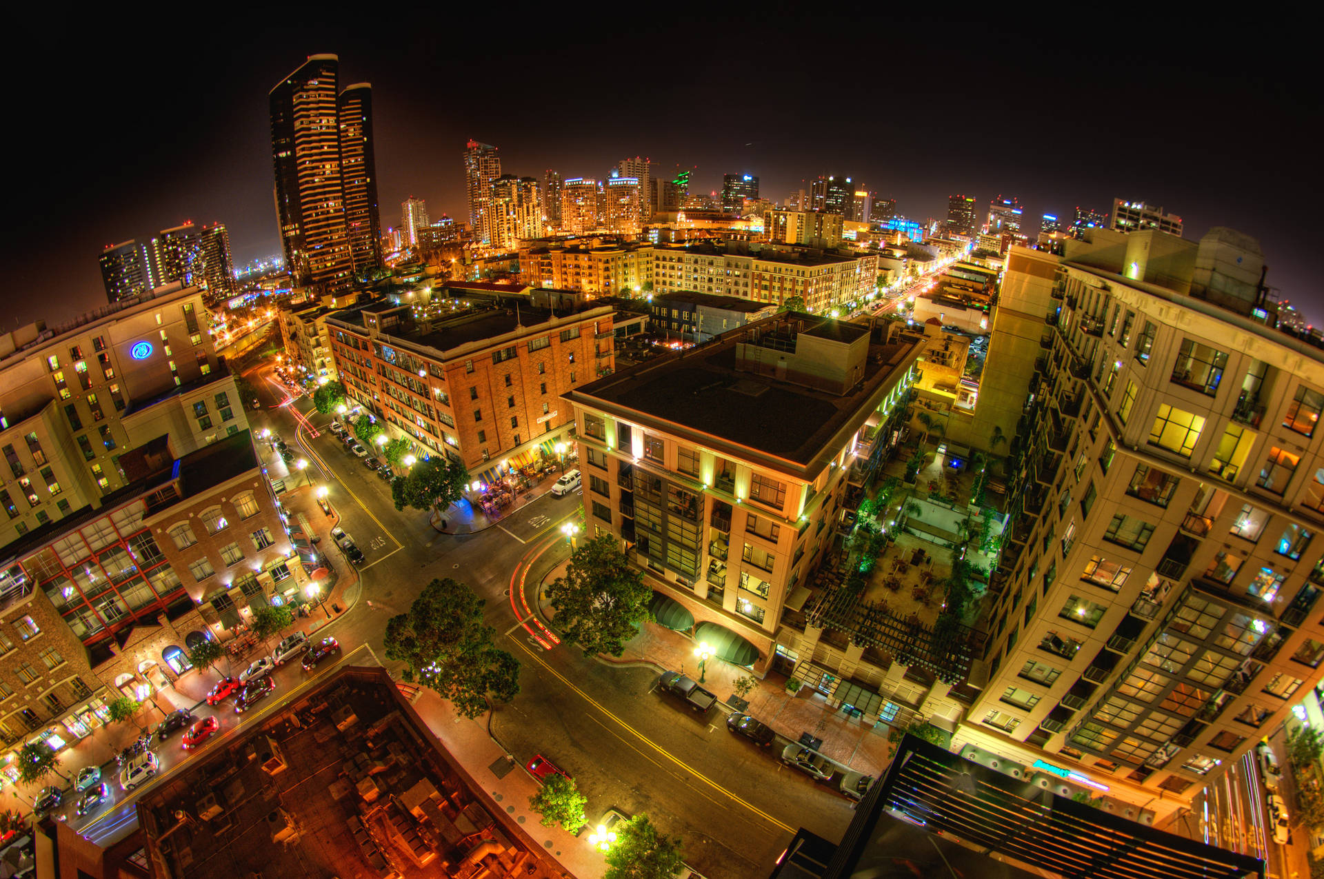 夜間空中視圖，一個繁華的城市，有發光的建築物和明亮的街道。