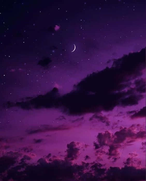 紫色暮色天空，有星星同新月喺烏雲後面。