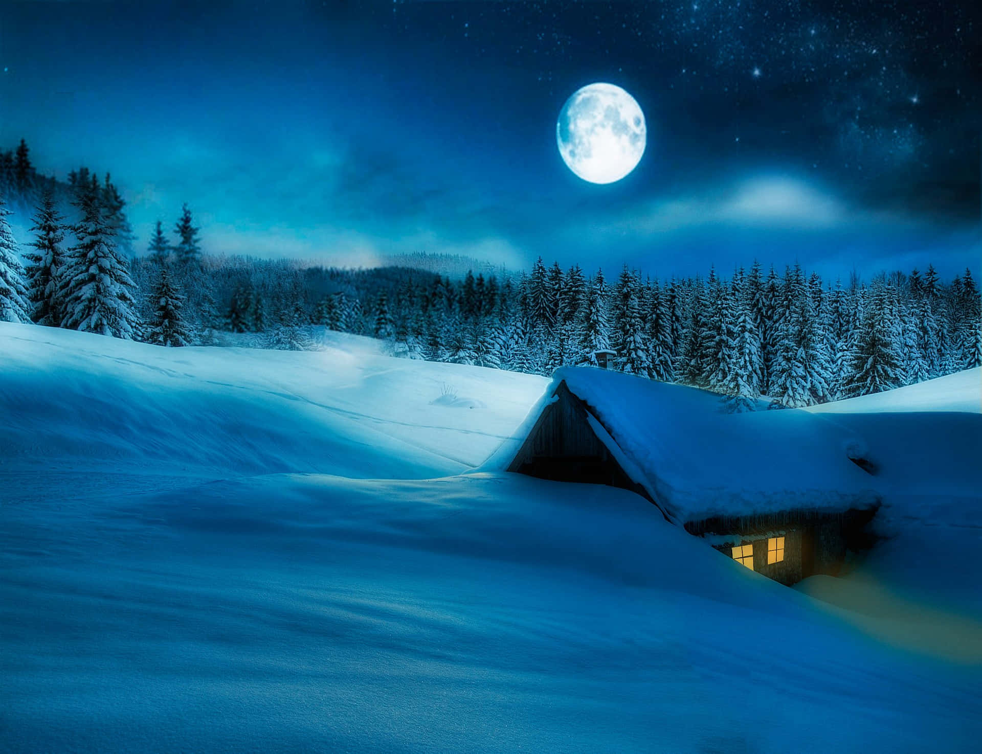 雪中小屋，窗戶透出溫暖燈光，滿月與星星相伴。 — 雪 壁紙