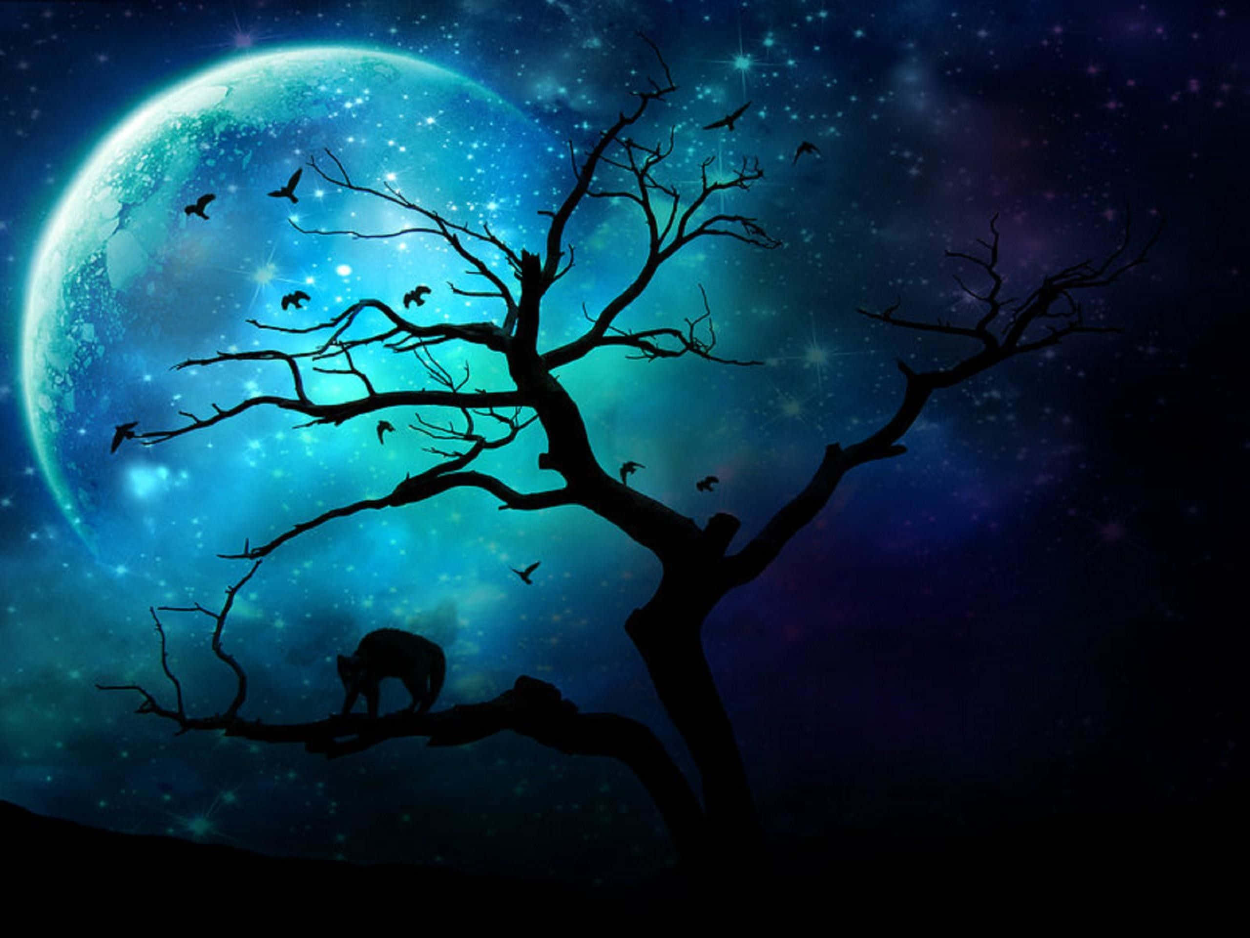 夜月露娜圖 壁紙 — 光禿樹木的剪影，有鳥類和生物，背景是發光的藍色行星和星空。