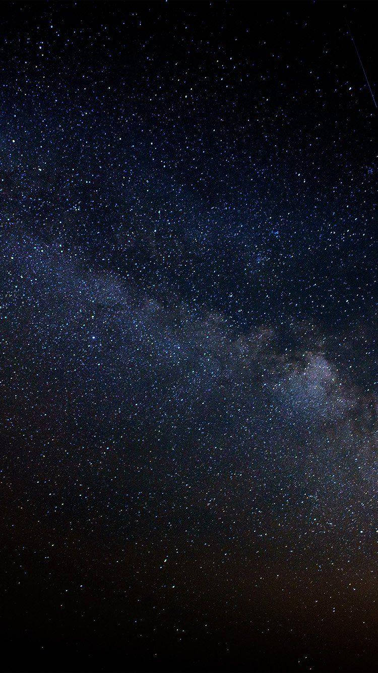 夜空 iPhone 6s Plus 壁紙 — 令人嘆為觀止的銀河系景觀，在深靛藍色的夜空中閃爍著無數星星。