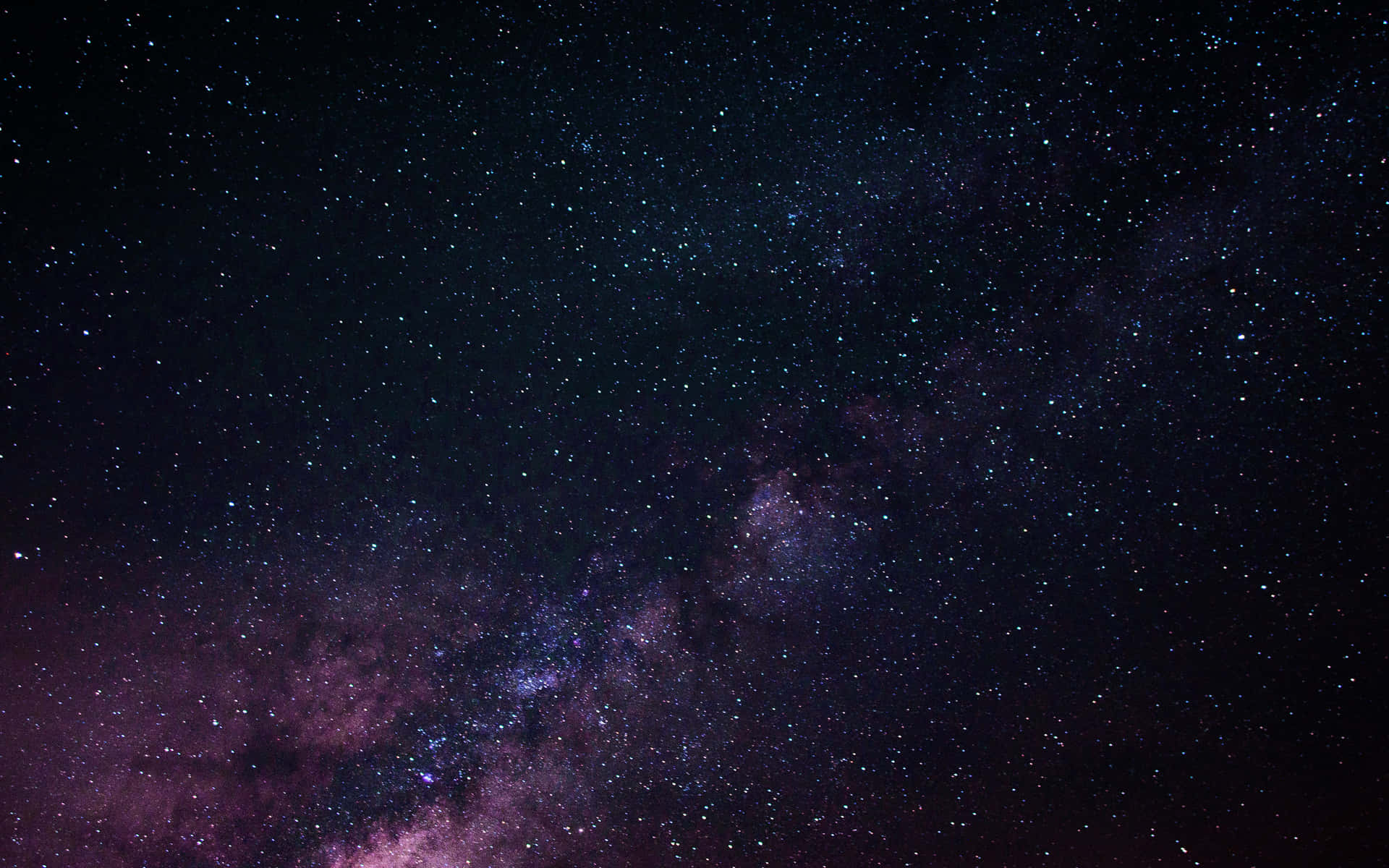 銀河系在夜空中閃耀著紫色和藍色星雲。