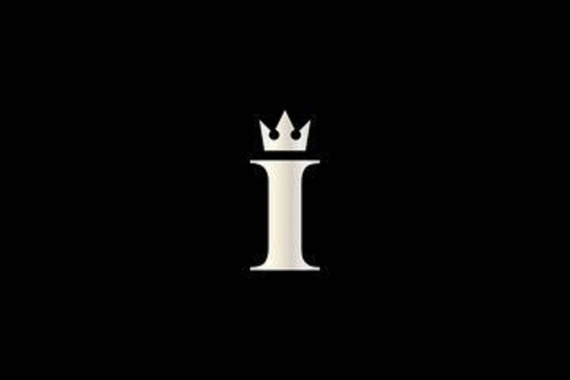 白色字母 I 帶皇冠在黑色背景上