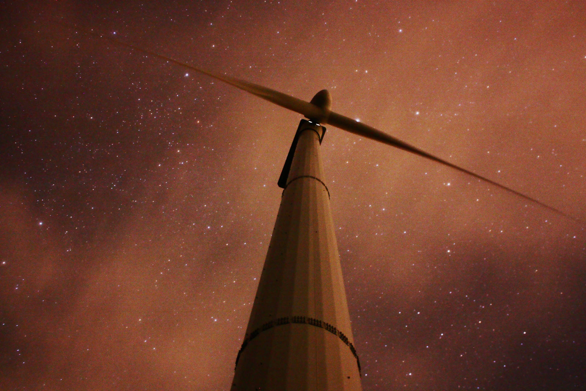 星空橙色夜空下的風力渦輪機