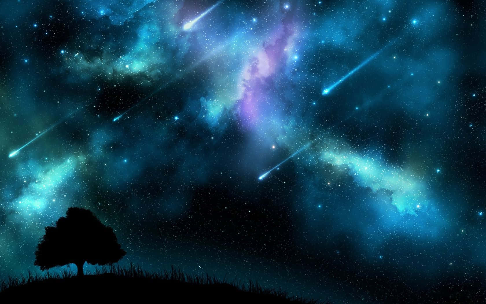夜空中令人屏息的流星雨 壁紙 — 一棵孤獨的樹的剪影矗立在山丘上，下方是充滿流星和發光星雲的 vibrant 宇宙天空。