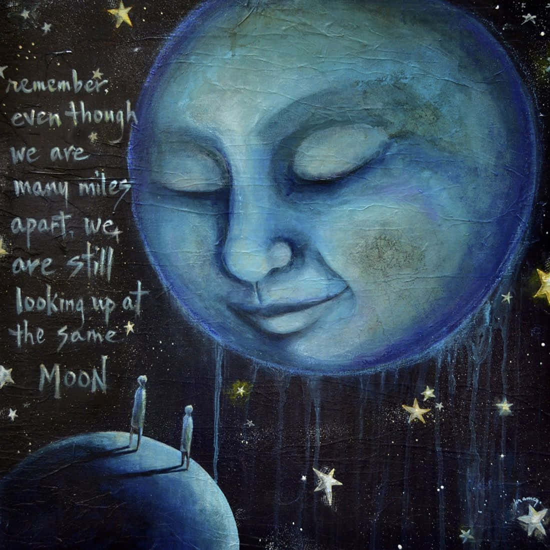 夜空中出現一張寧靜而神秘的月面 壁紙 — 一輪寧靜的藍色月亮閉著眼睛溫柔微笑，兩個小小的人影站在下方的星球上，在繁星點點的夜空下仰望它。