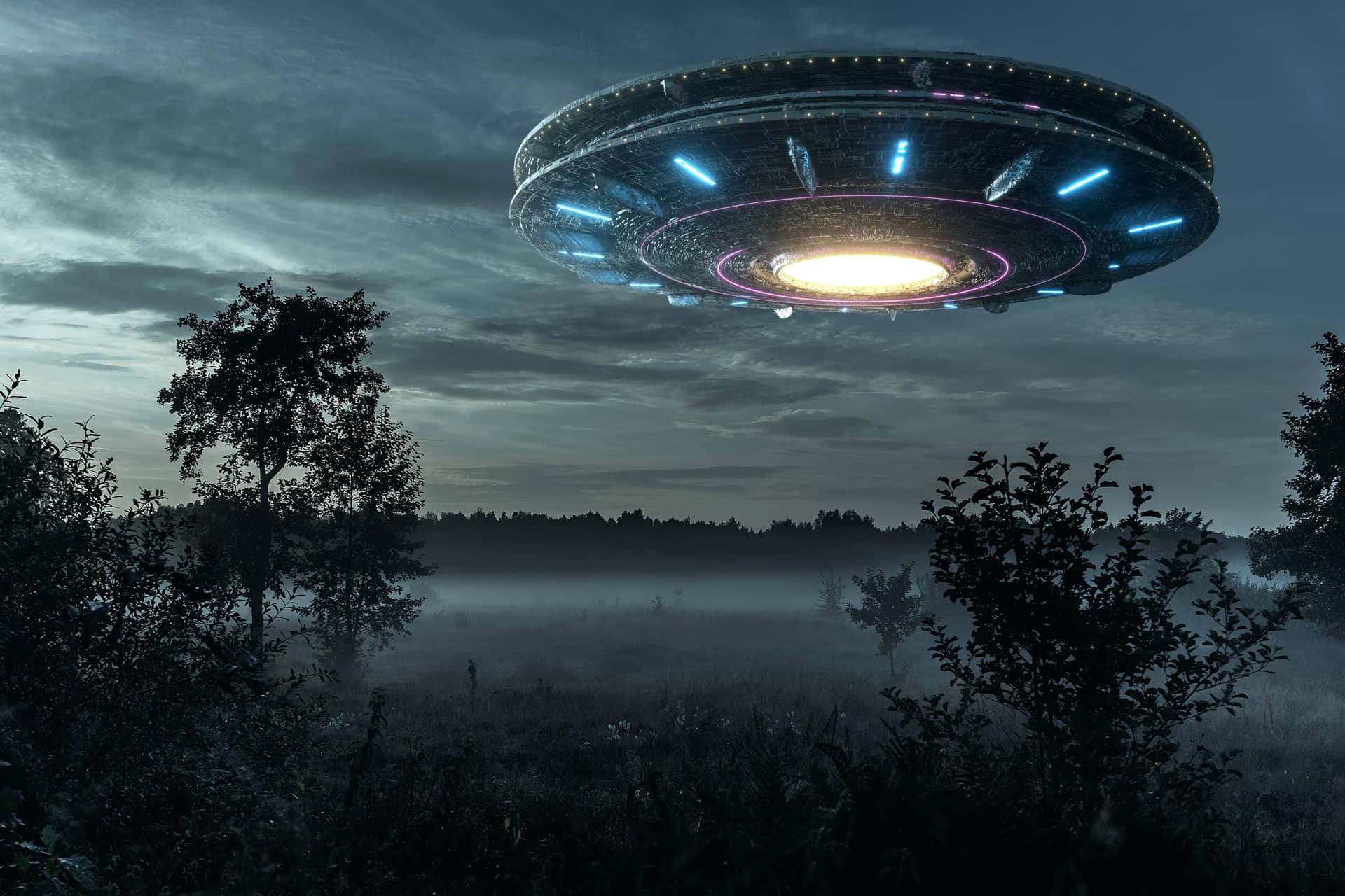 一艘發光的UFO在夜間盤旋在迷霧森林上空。