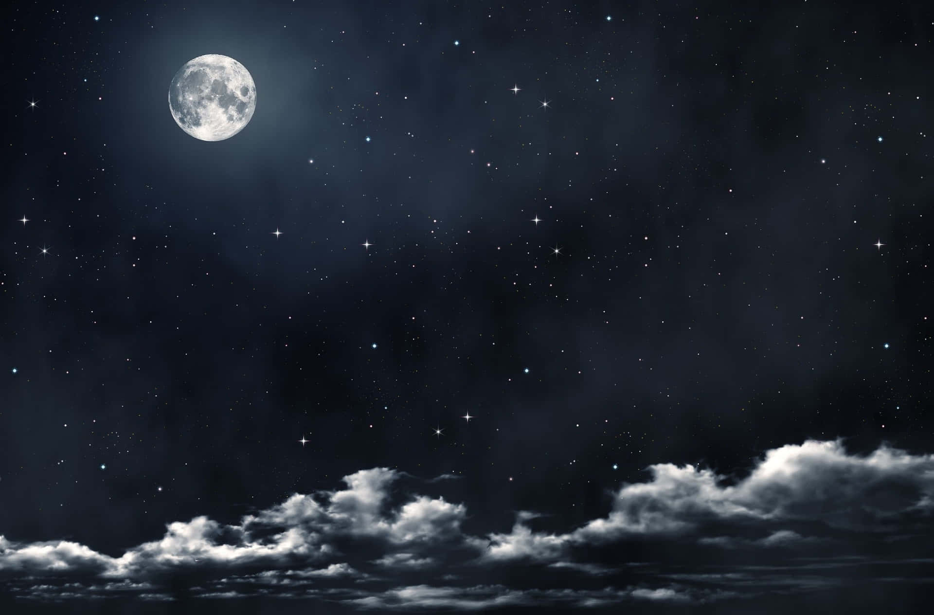 夜空中滿月與雲朵 壁紙 — 一輪明亮的滿月在繁星點點的夜空中發光，下方有縷縷雲彩飄動。