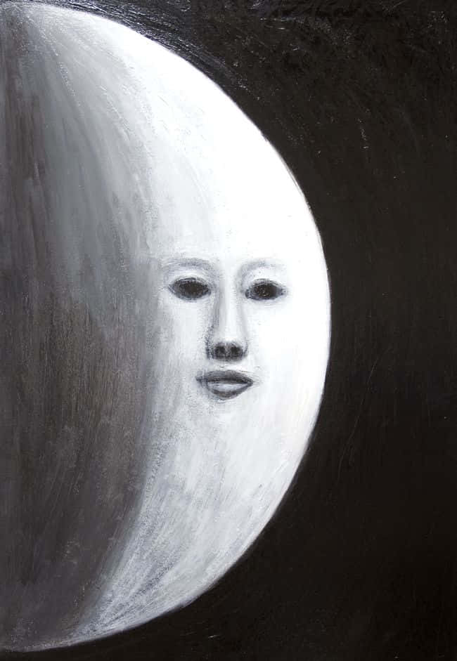 夜空中發光的半彎月面 壁紙 — 一個令人毛骨悚然卻寧靜的彎月，帶有人類面孔，以單色繪製在純黑背景上。