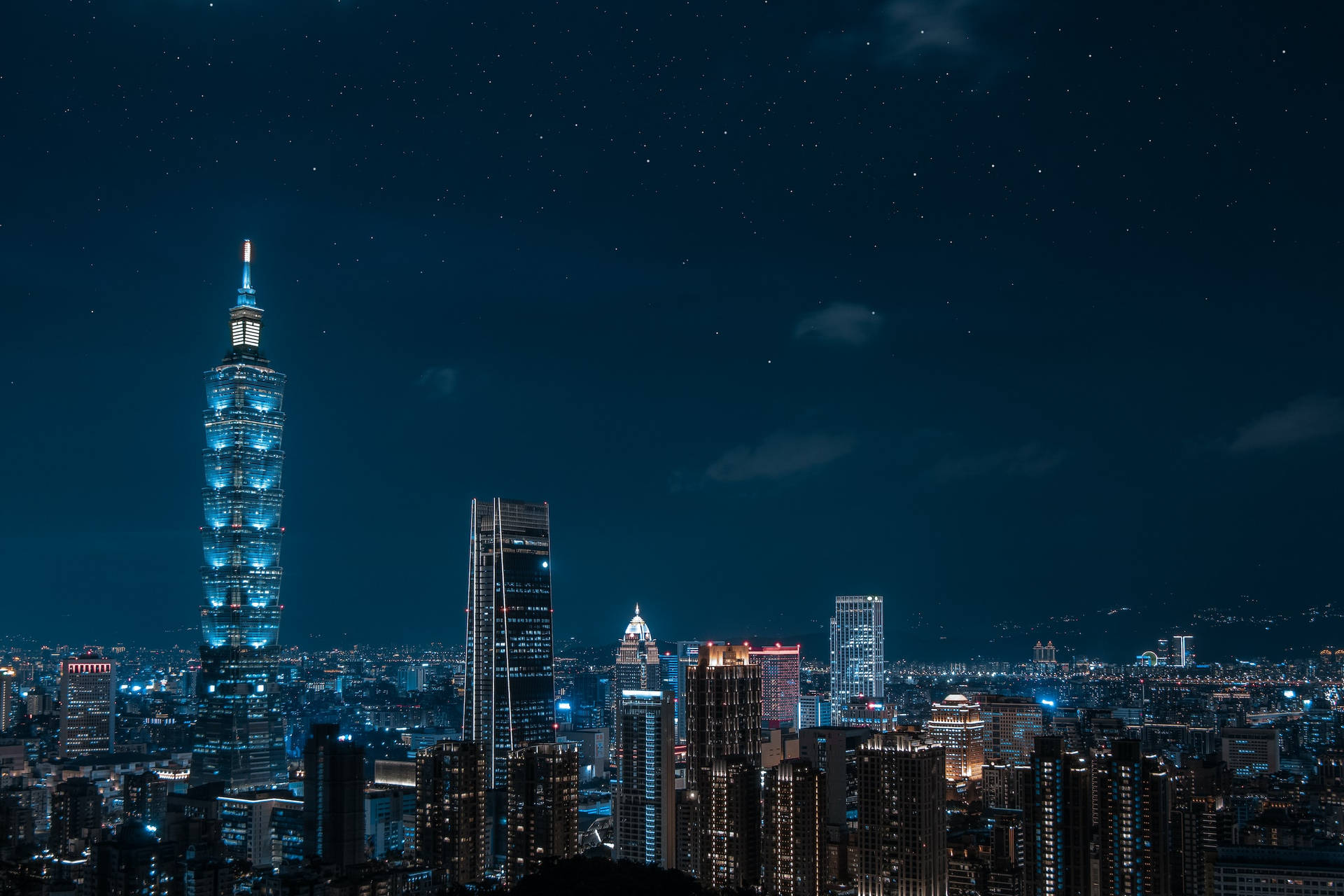 台北夜景，閃爍的摩天大樓和星空