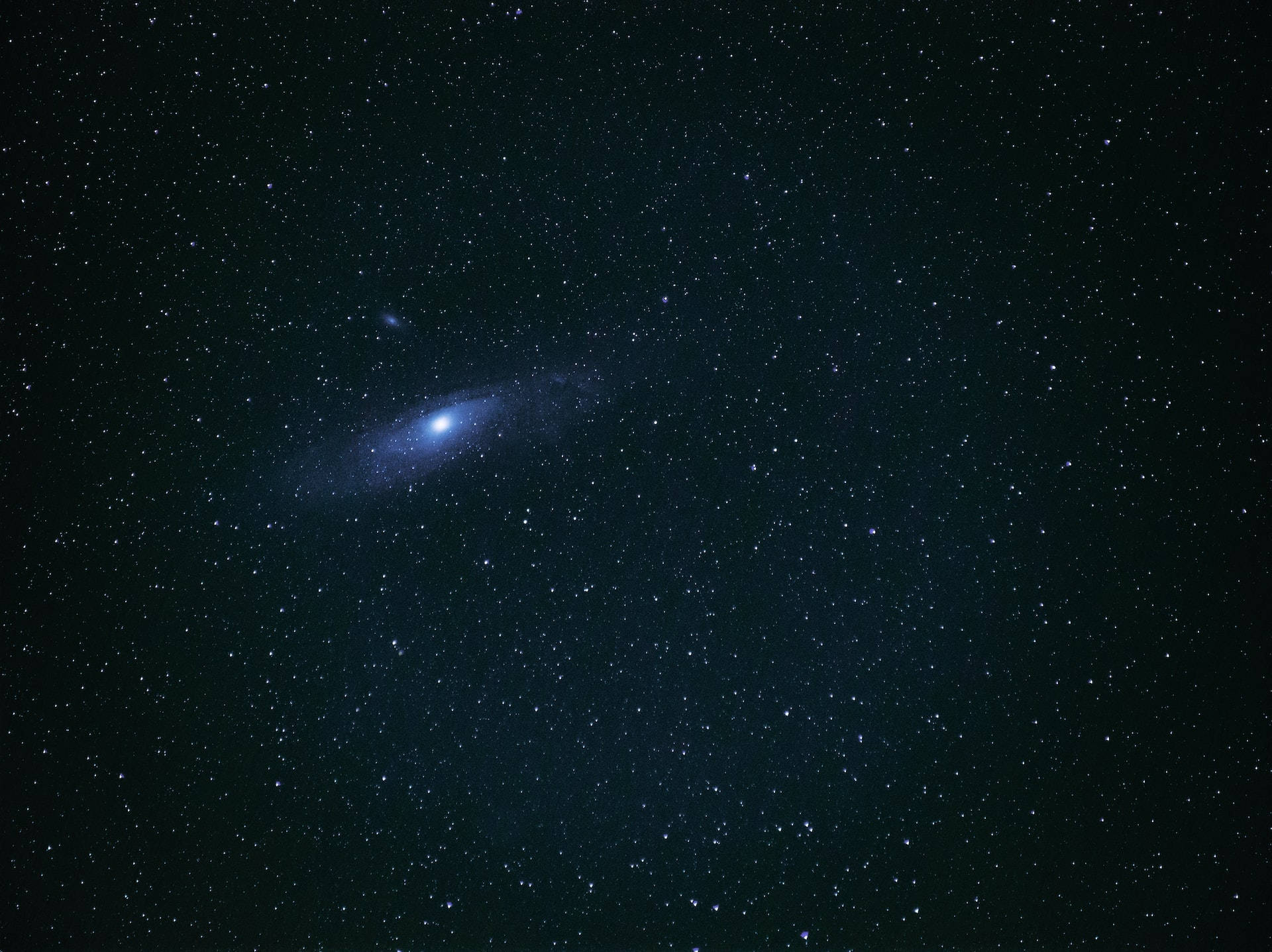 一個在繁星點點的夜空中閃耀的螺旋星系。