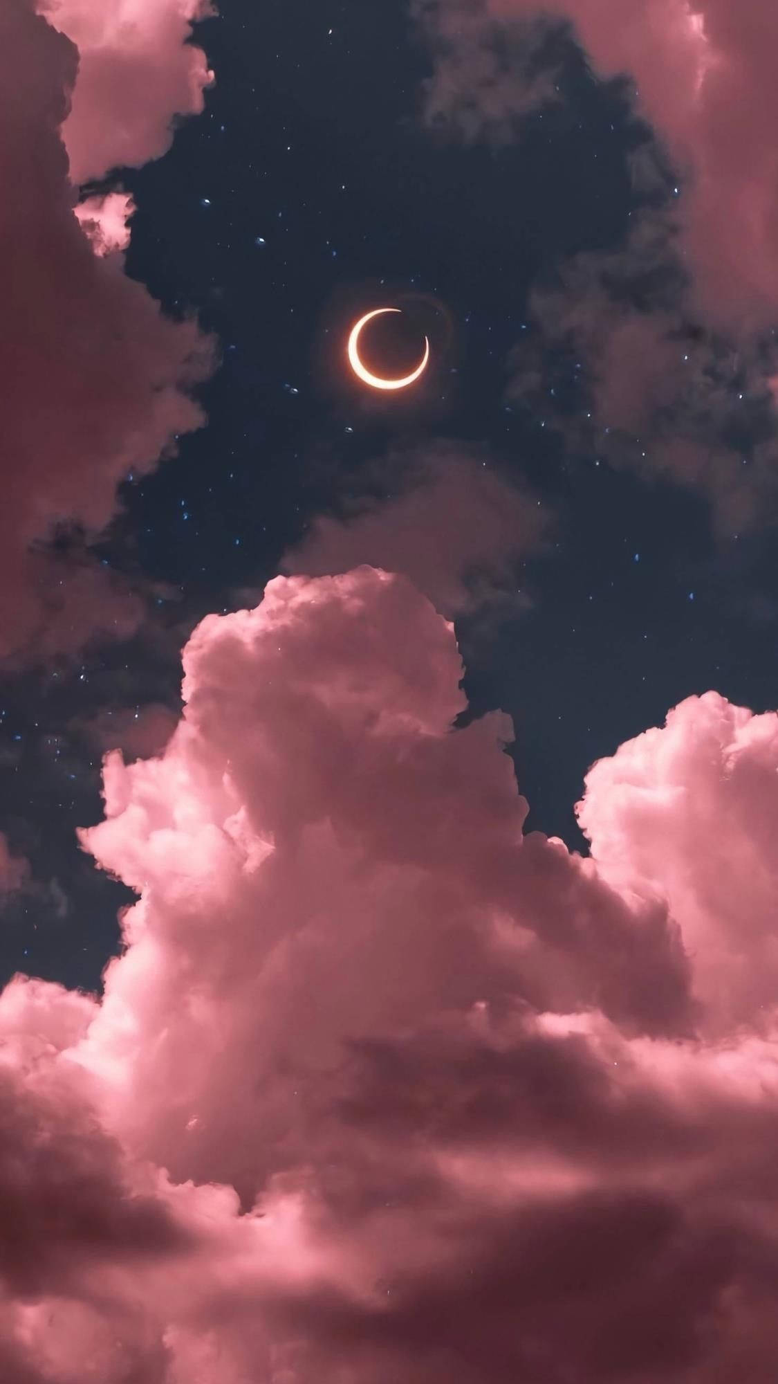 夜空中的月亮 iPhone 12 壁紙 — 一彎新月在粉紅雲層中溫暖地發光，映襯著繁星點點的夜空。