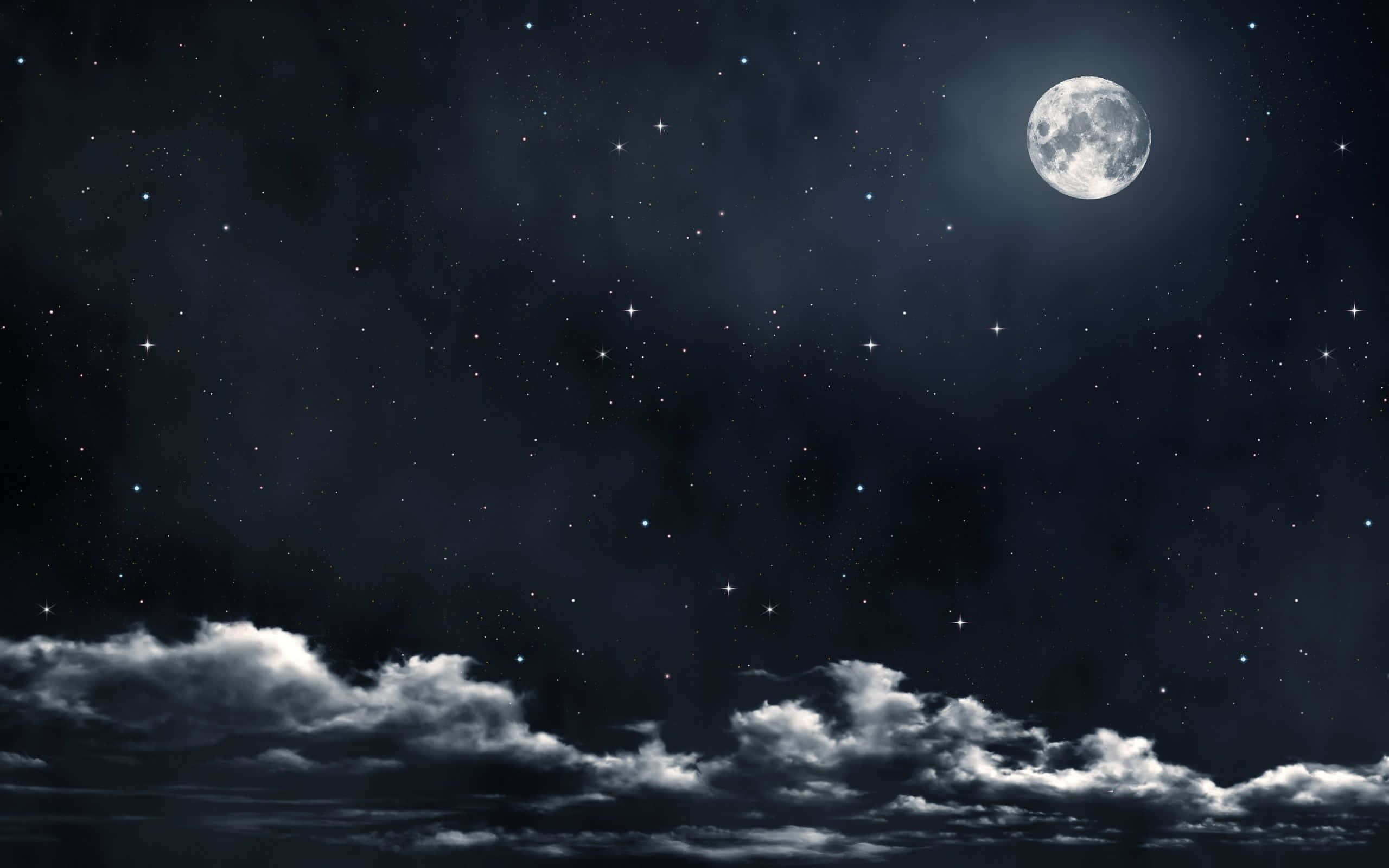 夜空中的滿月 壁紙 — 寧靜的夜空，佈滿閃爍的星星和明亮的滿月，在蓬鬆的白雲之上。