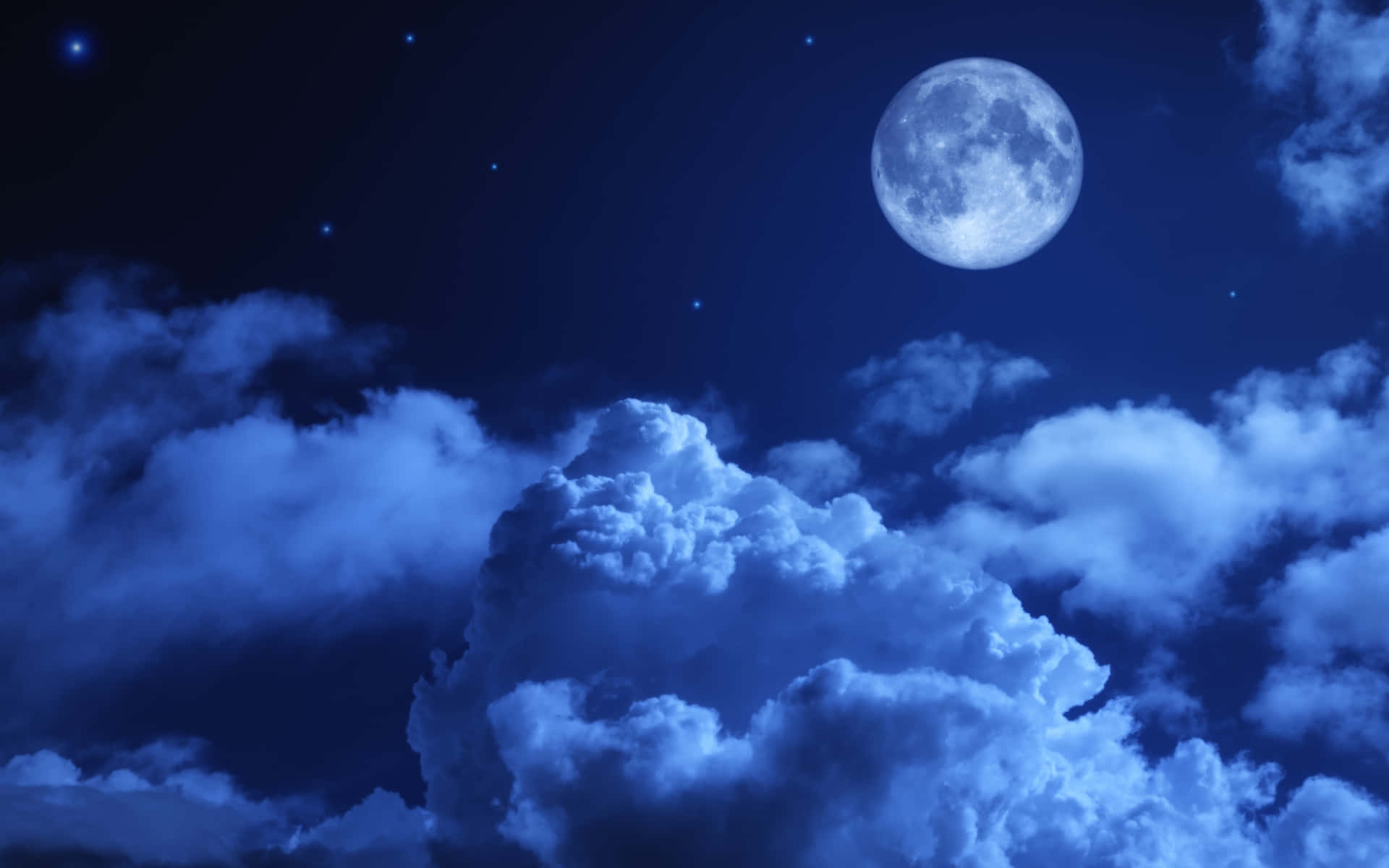 滿月透過藍色雲層在繁星點點的夜空中閃耀。