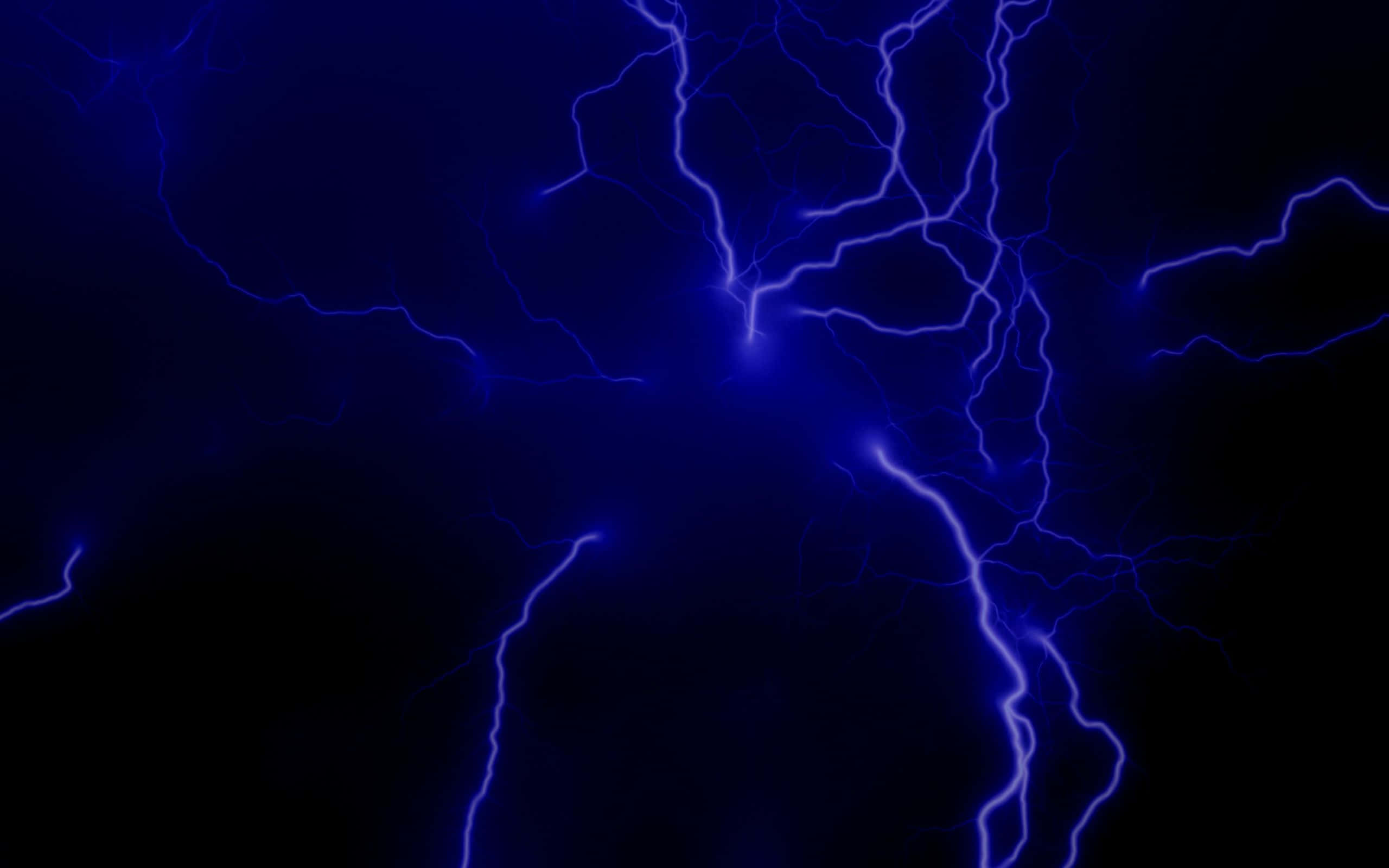 夜空中的閃電與雷鳴 壁紙 — 鮮豔的電藍色閃電在漆黑的天空中劈啪作響，形成戲劇性的自然展示。