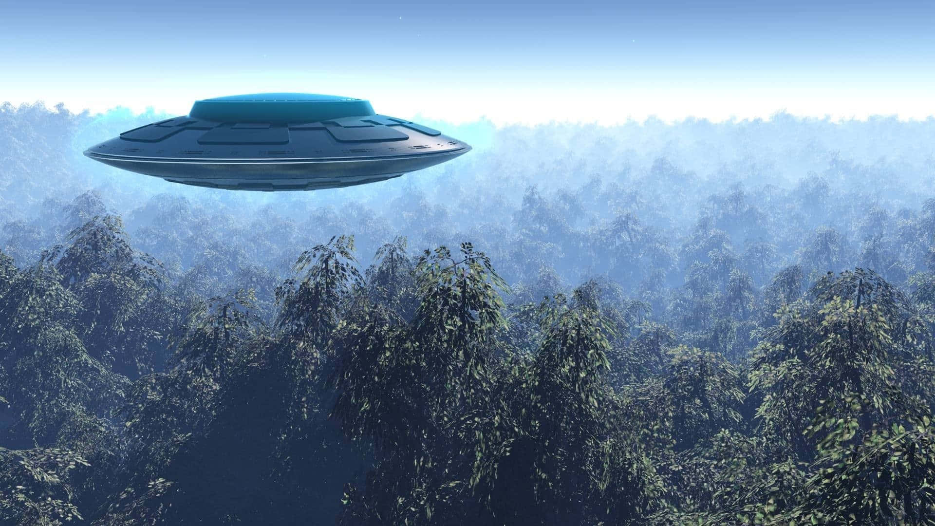 夜空中神秘UFO照明景象 壁紙 — 一架時尚的銀色UFO在晴朗的藍天下盤旋在茂密的森林上空。