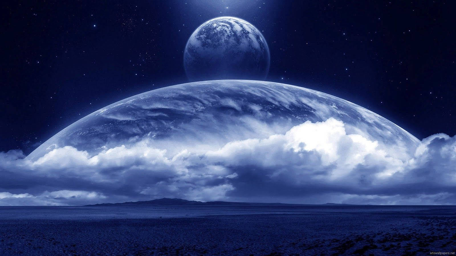 一個藍色星球懸浮在雲層之上，星空下有一個月亮。
