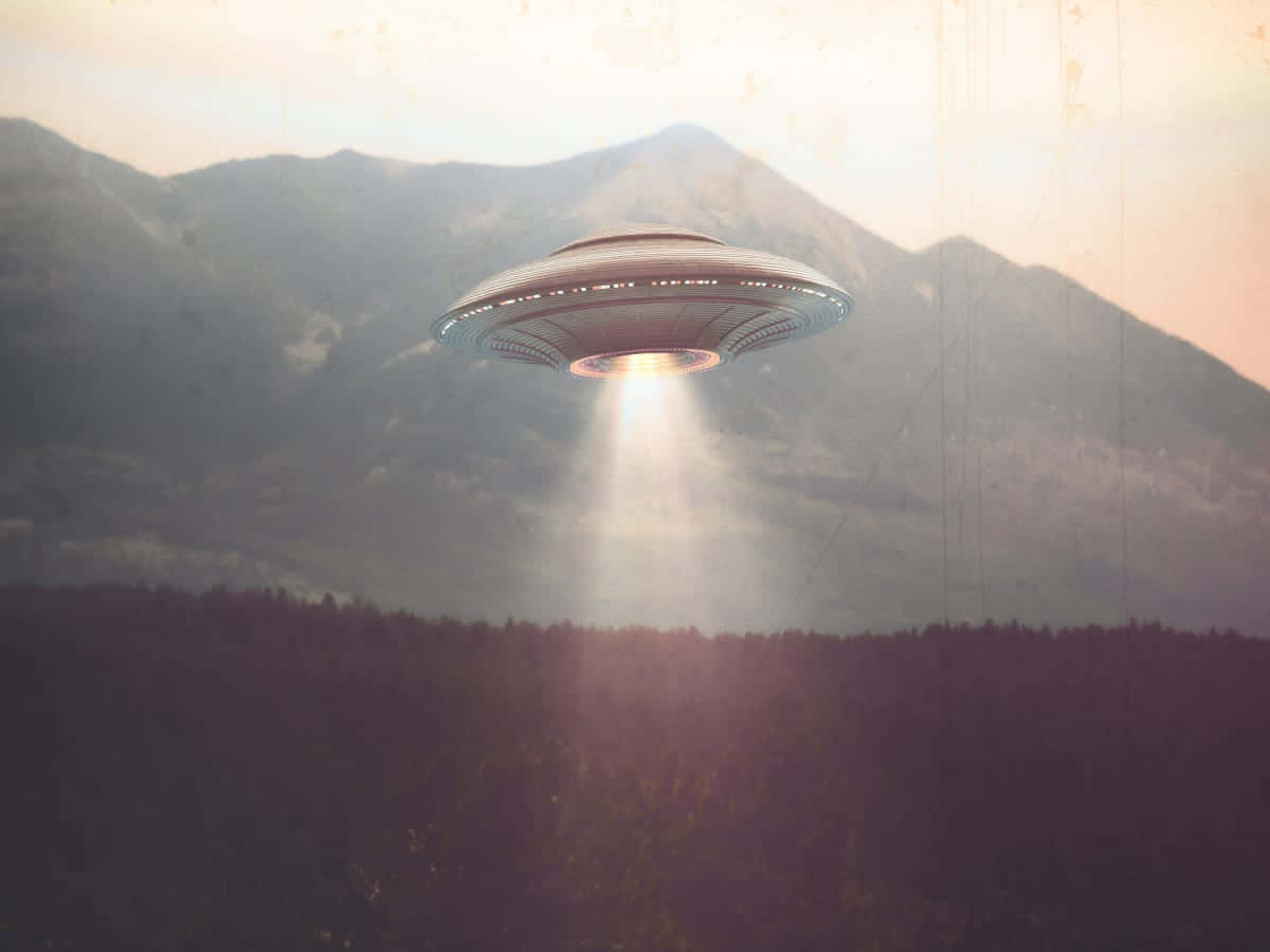 UFO在黃昏時分將光投射在山林上。