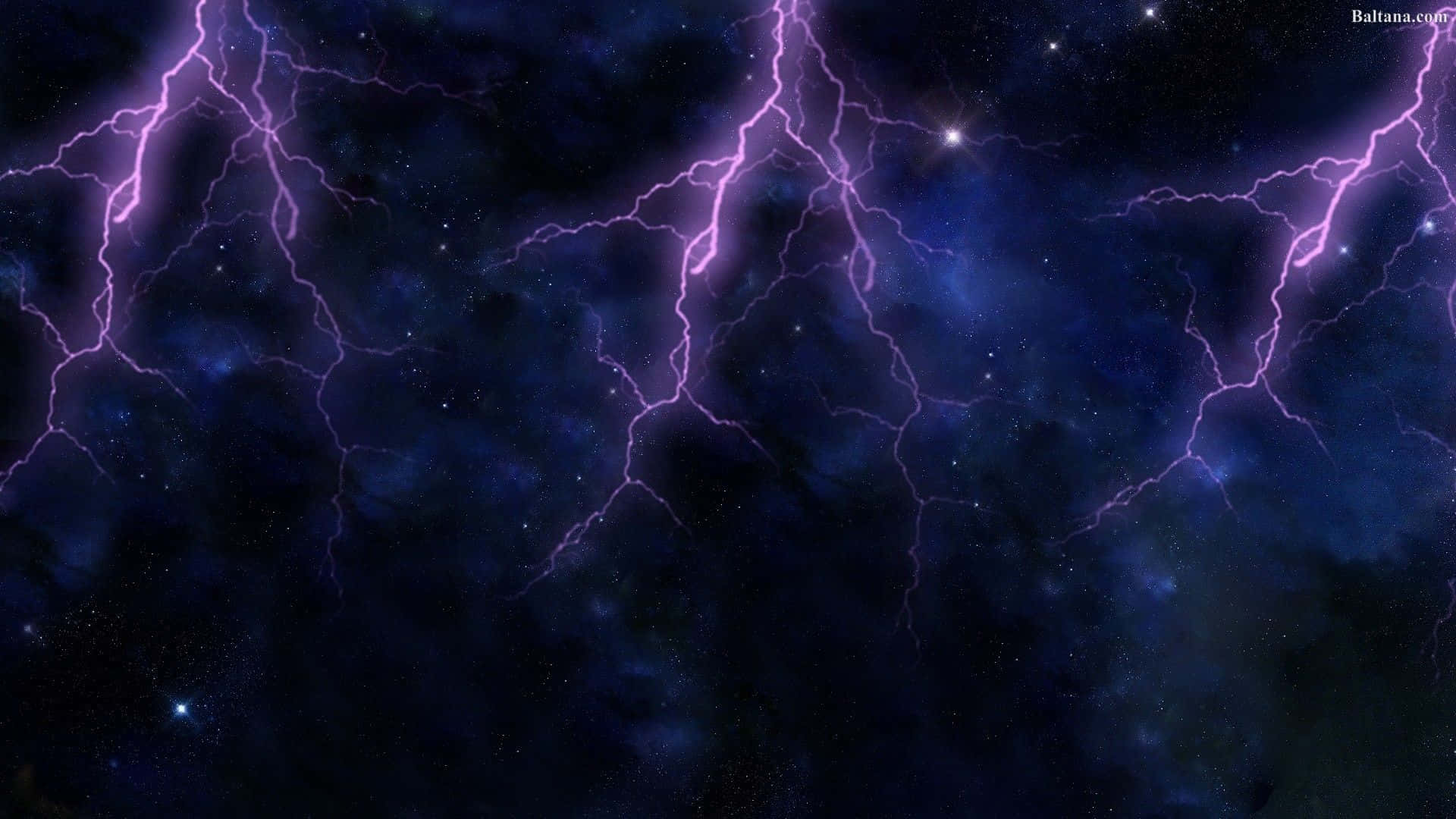 紫色閃電照亮了佈滿星星的宇宙天空和發光的星雲。