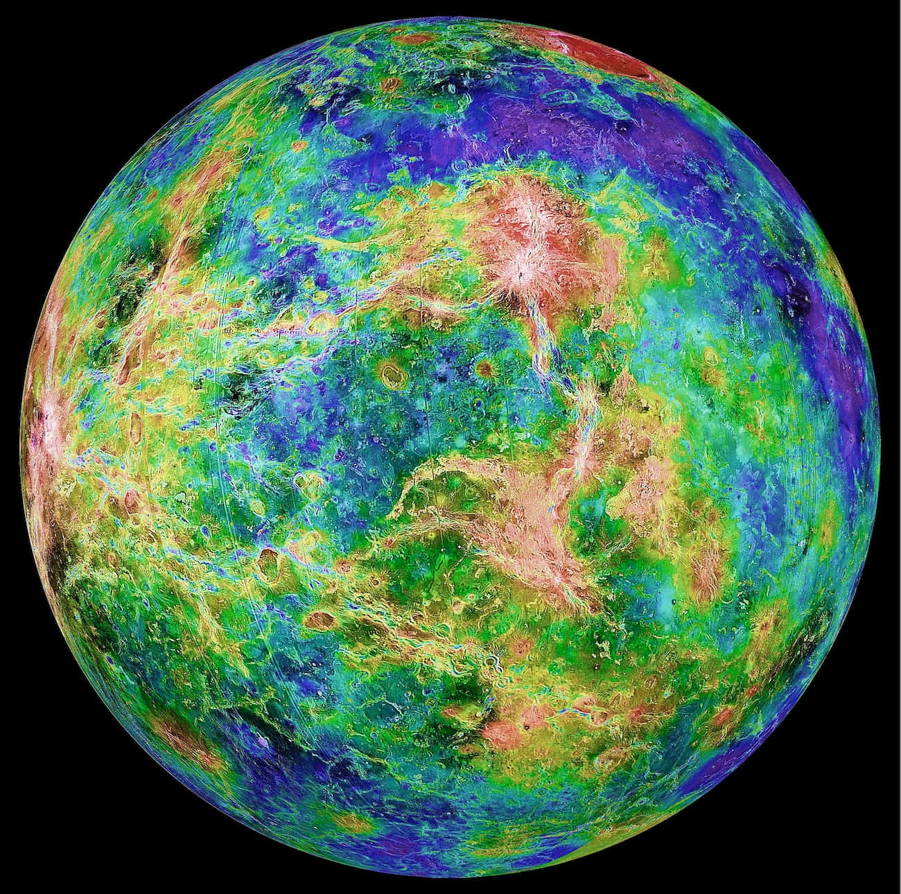 夜空中閃耀的金星——如新月般明亮 壁紙 — 一幅鮮豔的假色地圖，顯示水星佈滿隕石坑的表面，在黑色太空中閃耀著藍色、綠色和紫色。